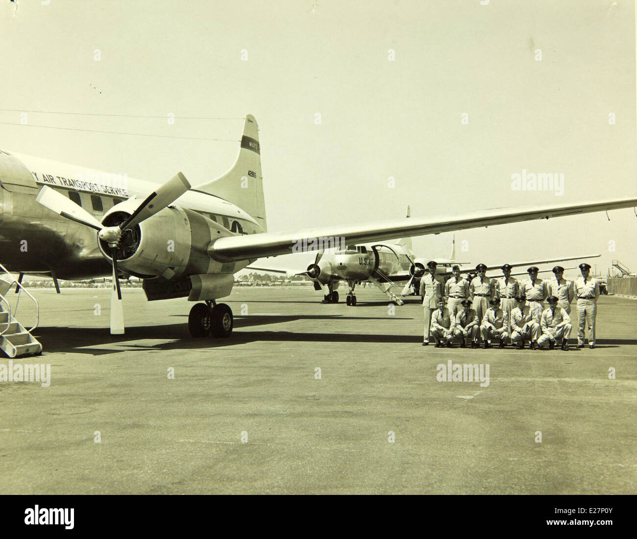 Die Convair C-131, die in den 1950er Jahren produziert wurde, war ein militärisches Transportflugzeug der US Air Force. Sie diente während ihrer Betriebsjahre als zuverlässige Transport- und Aufklärungsplattform. Dieses Bild bietet einen Einblick in die Mitarbeiter und den Betrieb hinter der Produktion bei Convair/General Dynamics. Stockfoto