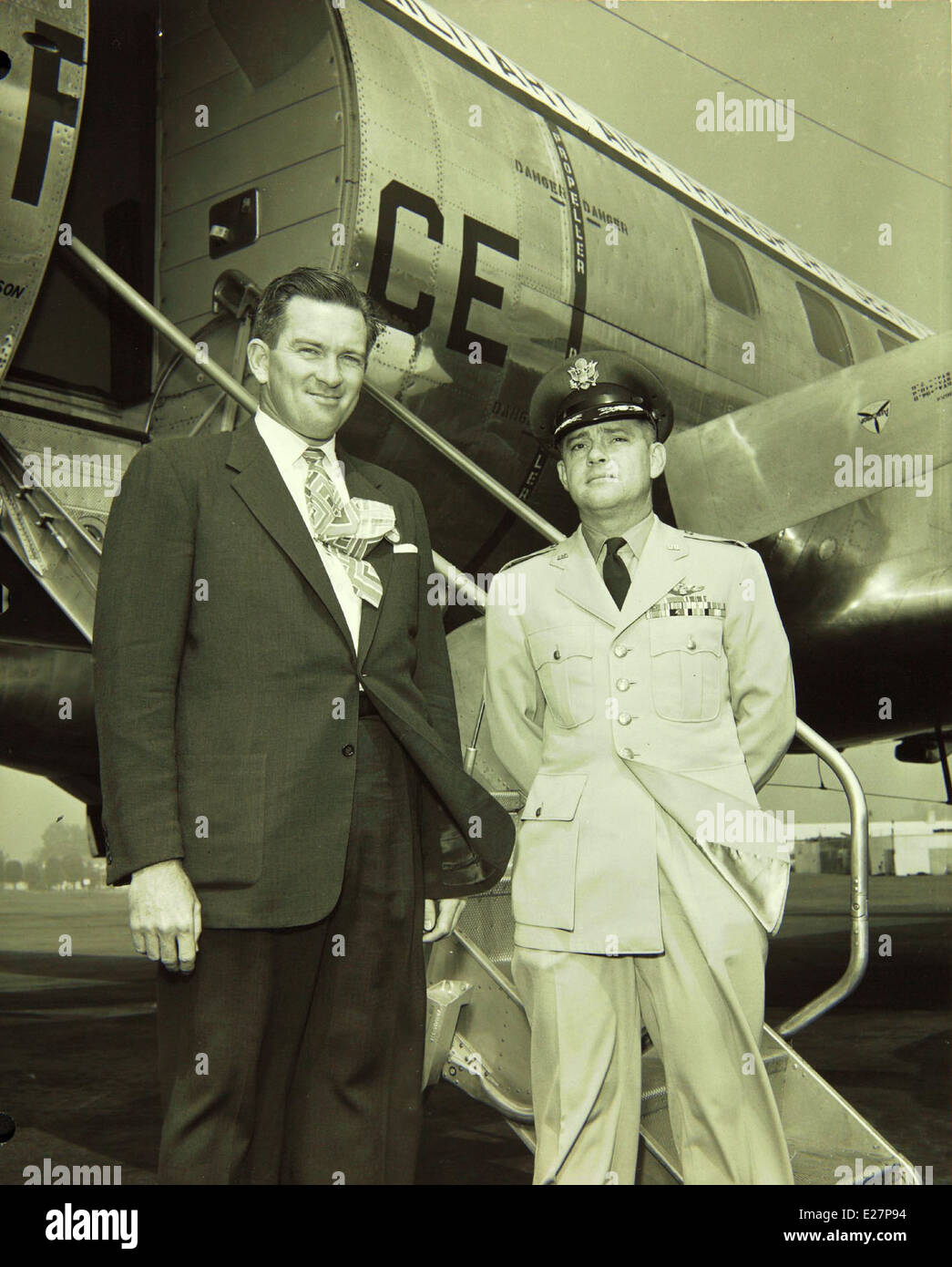 Ein Foto, das Convair/General Dynamics Personal dokumentiert, das in den 1950er Jahren mit dem C-131-Flugzeug arbeitete Die C-131 war ein militärisches Transportflugzeug auf der Basis der Convair 240-Serie, das hauptsächlich von der US Air Force und anderen Niederlassungen während seiner Dienstjahre eingesetzt wurde. Stockfoto