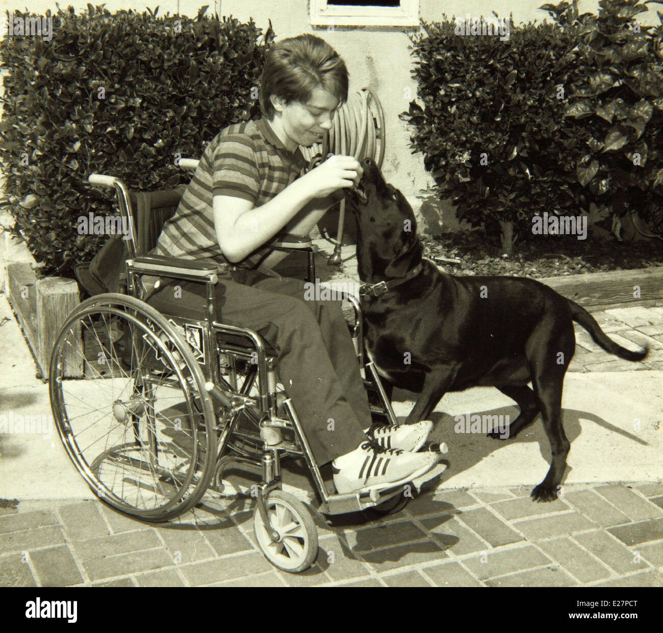 Dieses Bild zeigt die Mitarbeiter und ihre Familien in einem Convair/General Dynamics-Werk und spiegelt die Auswirkungen der Luft- und Raumfahrtindustrie auf lokale Gemeinden und Familien in der Mitte des 20. Jahrhunderts wider. Stockfoto