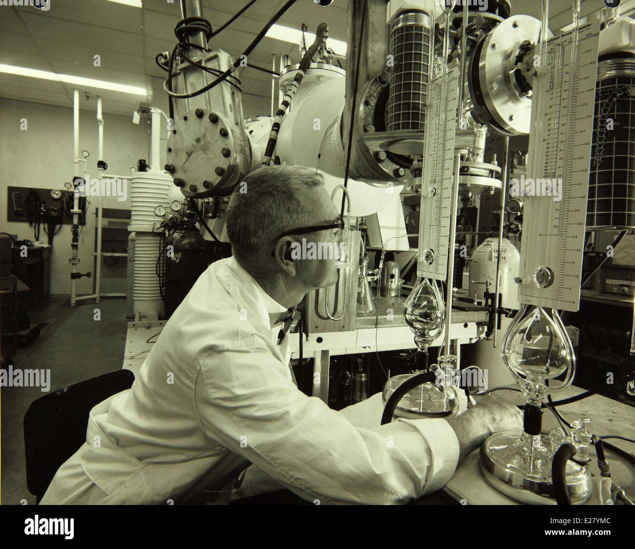 Dieses Bild aus den 1960er Jahren zeigt das Personal, das im Convair/General Dynamics-Werk arbeitet. Das Werk war in diesem Jahrzehnt ein wichtiger Standort für die Entwicklung und Produktion von militärischen und zivilen Flugzeugen. Stockfoto