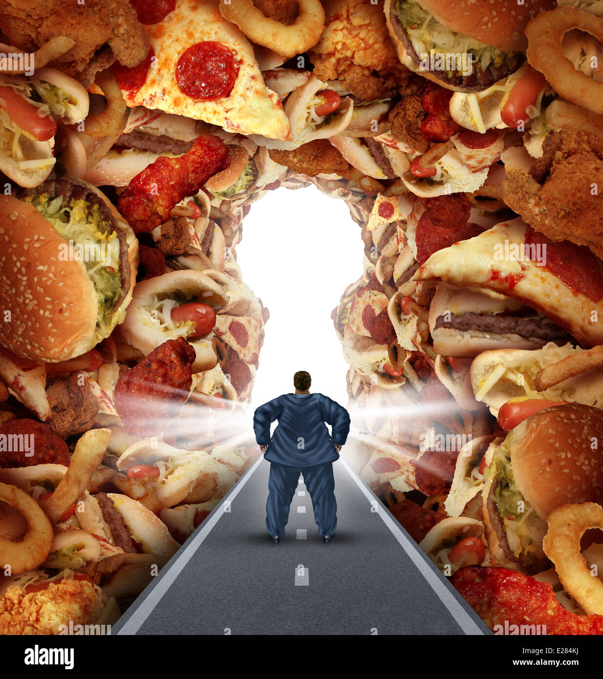 Diät-Lösungen und Übergewicht Diät-Beratung-Konzept als eine übergewichtige Mann zu Fuß auf einer Straße zu einem Haufen von fettigen Junk-Food, geformt wie ein Schlüsselloch als Metapher für Antworten auf ungesunde Lebensmittel Risiken und Herausforderungen von Essstörungen Adipositas führt. Stockfoto