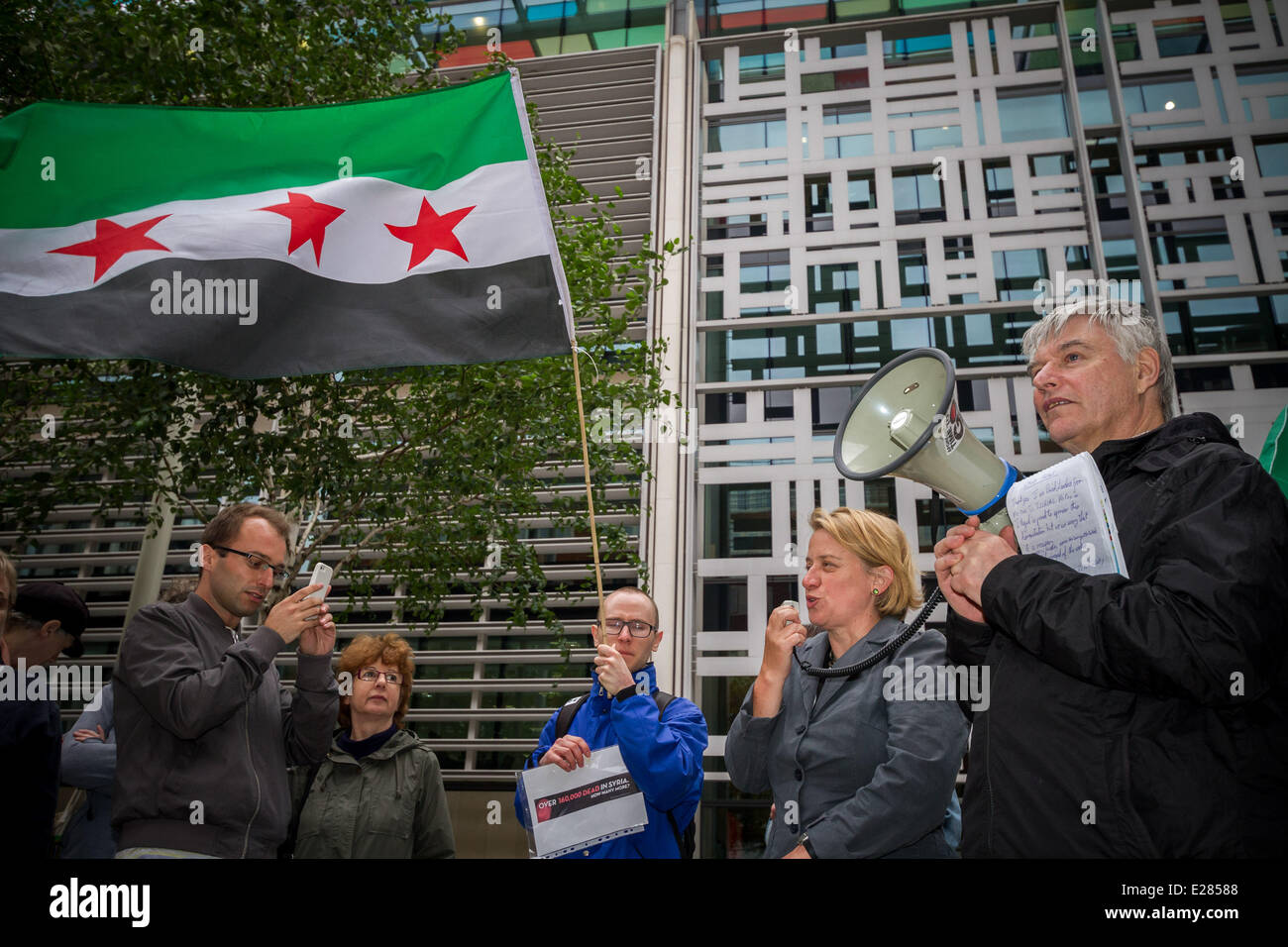 London, UK. 16. Juni 2014. Syrische Flüchtlinge willkommen hier - Bewusstsein Protestkundgebung in London Credit: Guy Corbishley/Alamy Live News Stockfoto