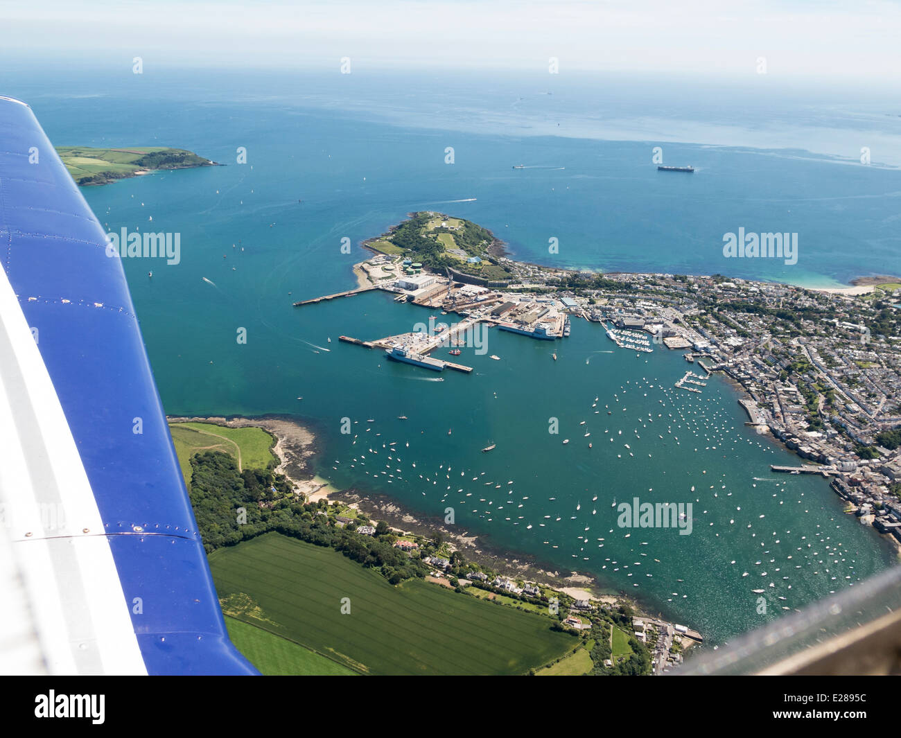 Fliegen über Falmouth Harbour, Cornwall, in einer Piper Warrior PA28 an einem sonnigen Tag. Stockfoto