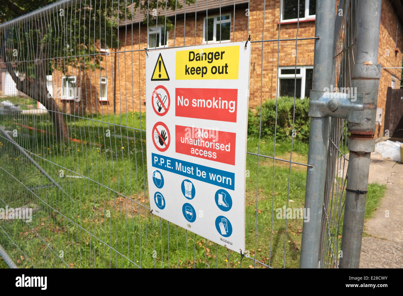 "Gefahr fernzuhalten" Zeichen auf einer Baustelle Stockfoto