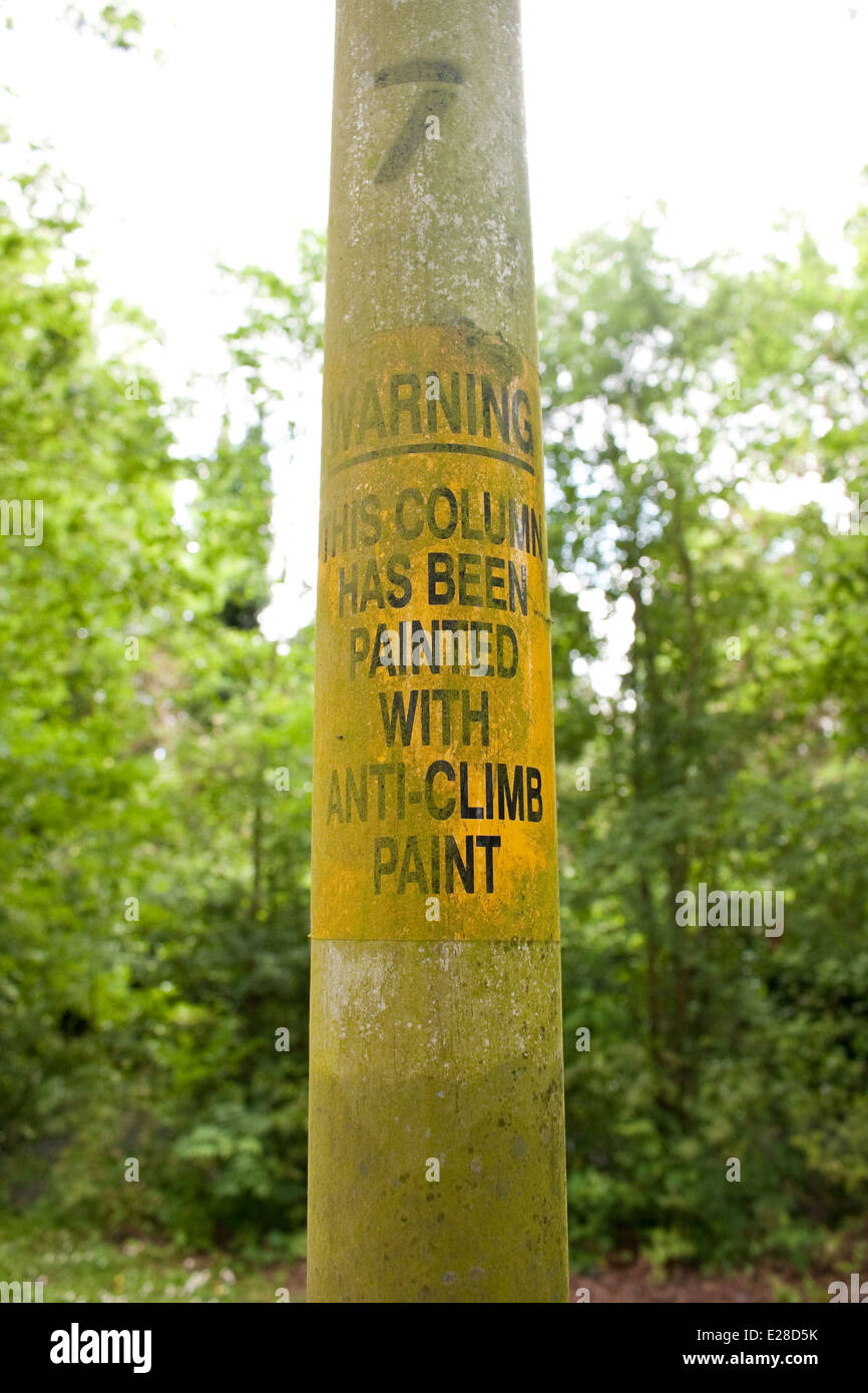 Anti-Aufstieg Farbe Warnschild auf einen Laternenpfahl Stockfoto