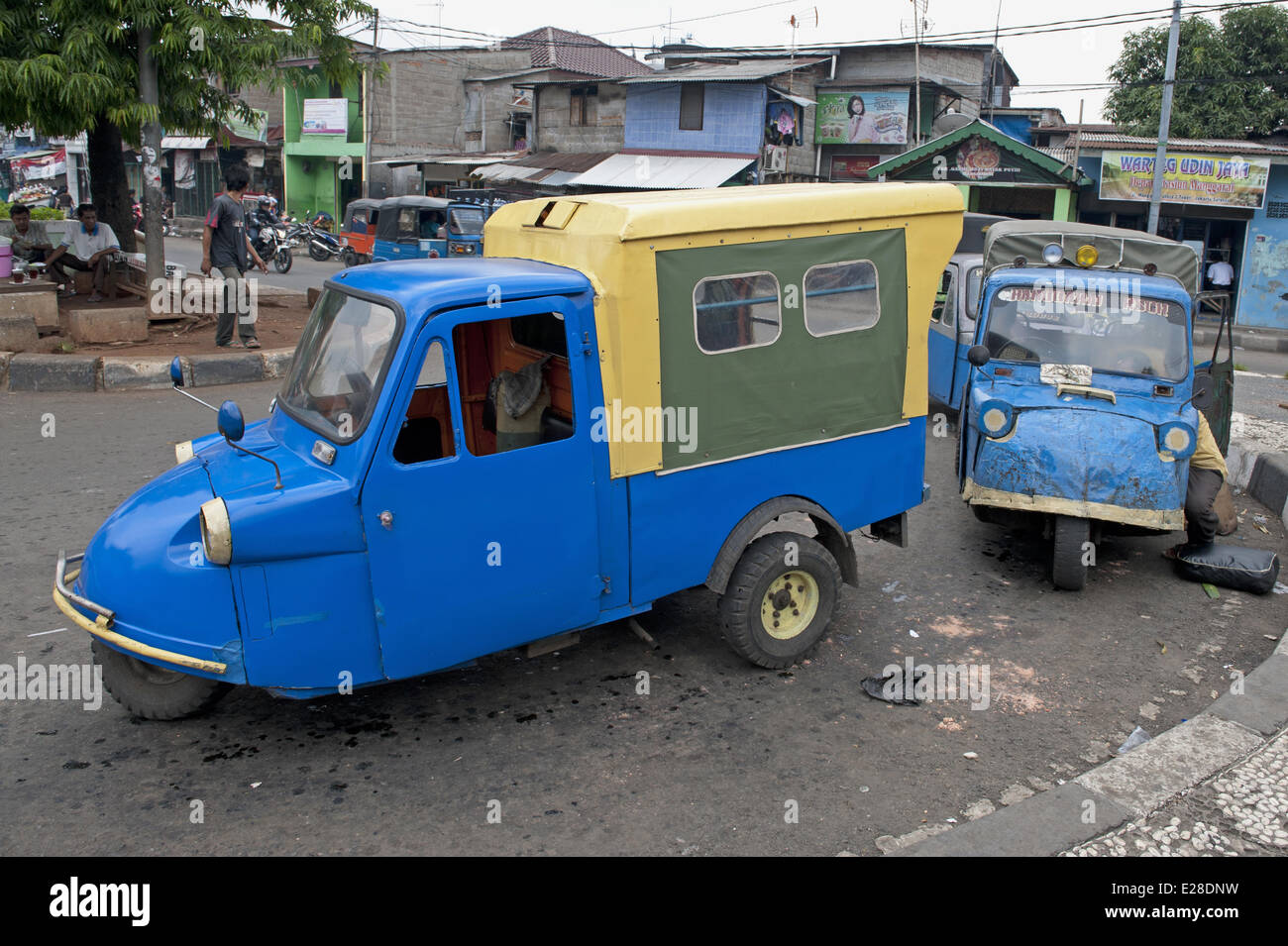 Blau "Tuk Tuk" Dreirad Lieferwagen unterwegs in der Stadt, des Kreises Manggarai, Jakarta, Java, Indonesien, Dezember Stockfoto