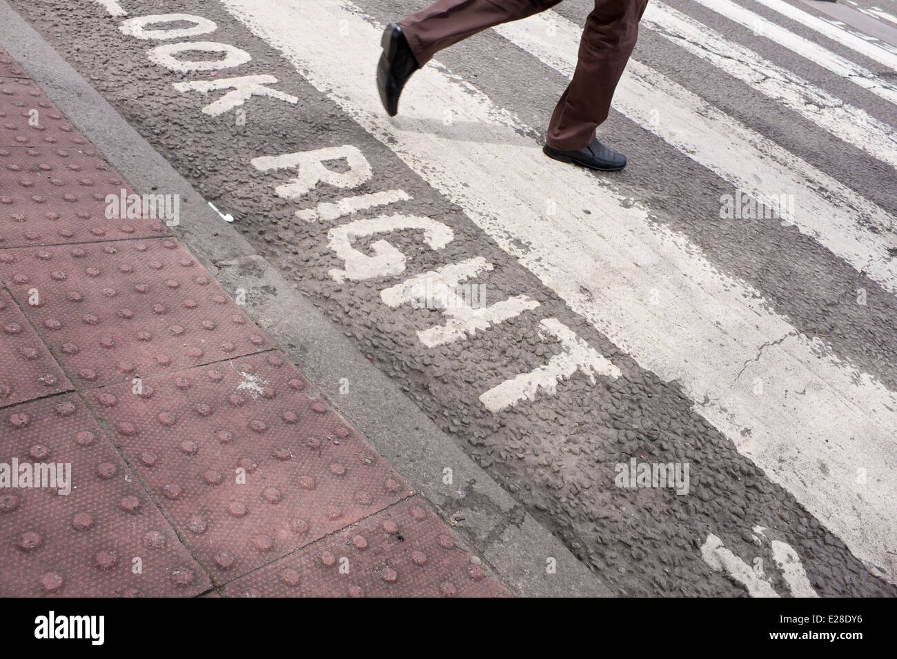 Nahaufnahme von "Look Right" Anweisungen auf einen Zebrastreifen, Vereinigtes Königreich. Stockfoto