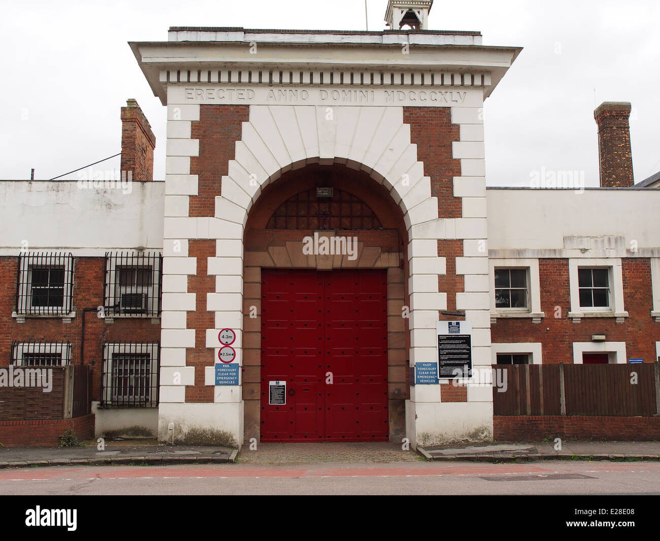 Vorderansicht der Haupteingang und Haupttor zu HM Gefängnis Aylesbury Stockfoto