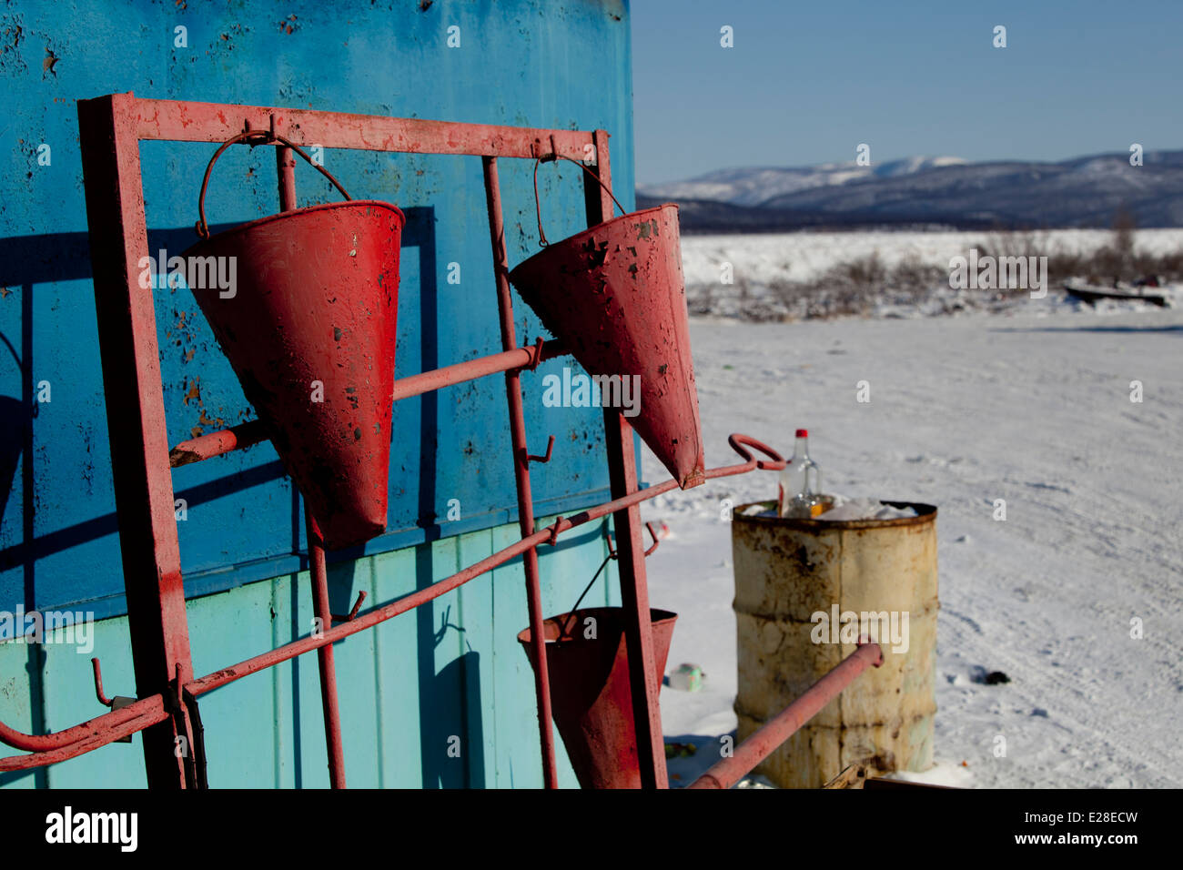 Sibirische Farbe Tankstelle Russisch Feuer Eimer Stockfoto