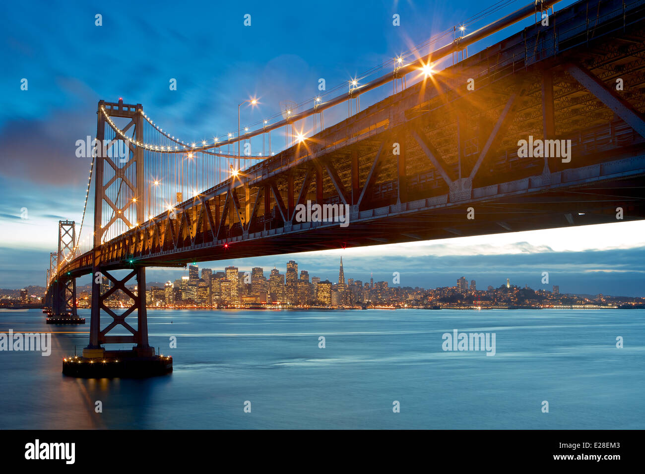 Dämmerung an der San Francisco Bay mit der San Francisco-Oakland Bay Bridge und die Skyline von San Francisco. Stockfoto