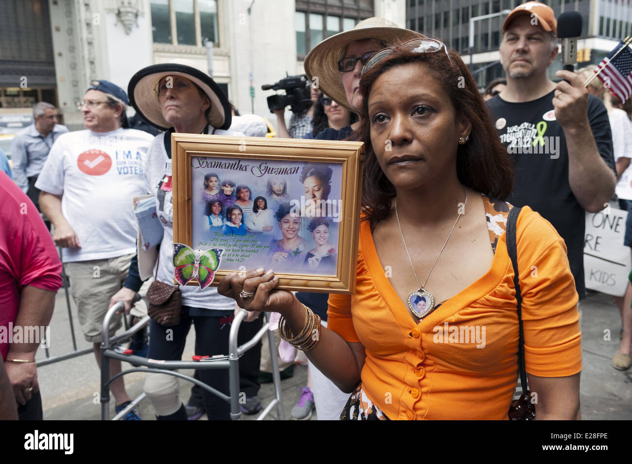 Mutter auf der Anti-Gun-Kundgebung hält Foto ihrer Tochter, 18 Jahre alt Samantha Guzman, ein Opfer von zufälligem Schüsse in der Bronx im Jahr 2006. Stockfoto