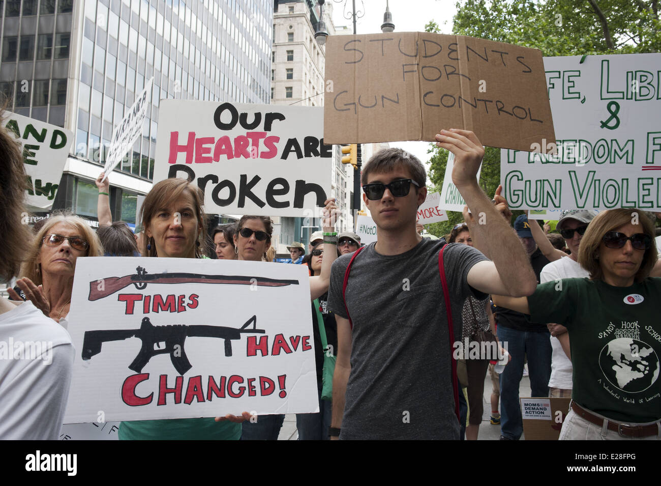 Fast 1.000 Menschen marschierten beim zweiten jährlichen Brooklyn Bridge March und der Kundgebung zur Beendigung der Waffengewalt am 14. Juni 2014 in NYC. Stockfoto