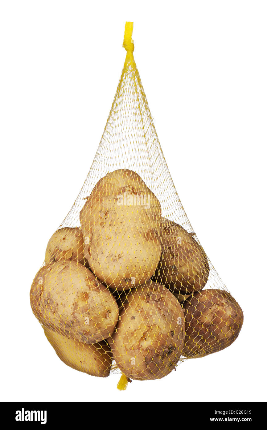 Rohe ungeschälte Bio-Kartoffeln aus Mesh Tasche isolierten auf weißen Hintergrund. Closeup. Stockfoto