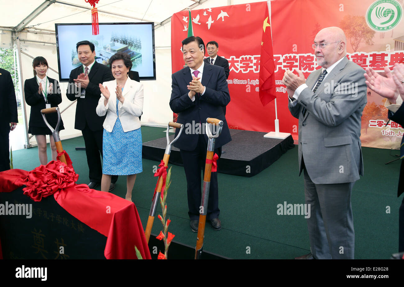 Dublin, Irland. 15. Juni 2014. Liu Yunshan (2. R, vorne), Mitglied des ständigen Ausschusses des Politbüros des Zentralkomitees der kommunistischen Partei Chinas, besucht die Grundsteinlegung für den Neubau der Lehre des Konfuzius-Instituts am University College Dublin in Dublin, Irland, 15. Juni 2014. Bildnachweis: Yao Dawei/Xinhua/Alamy Live-Nachrichten Stockfoto