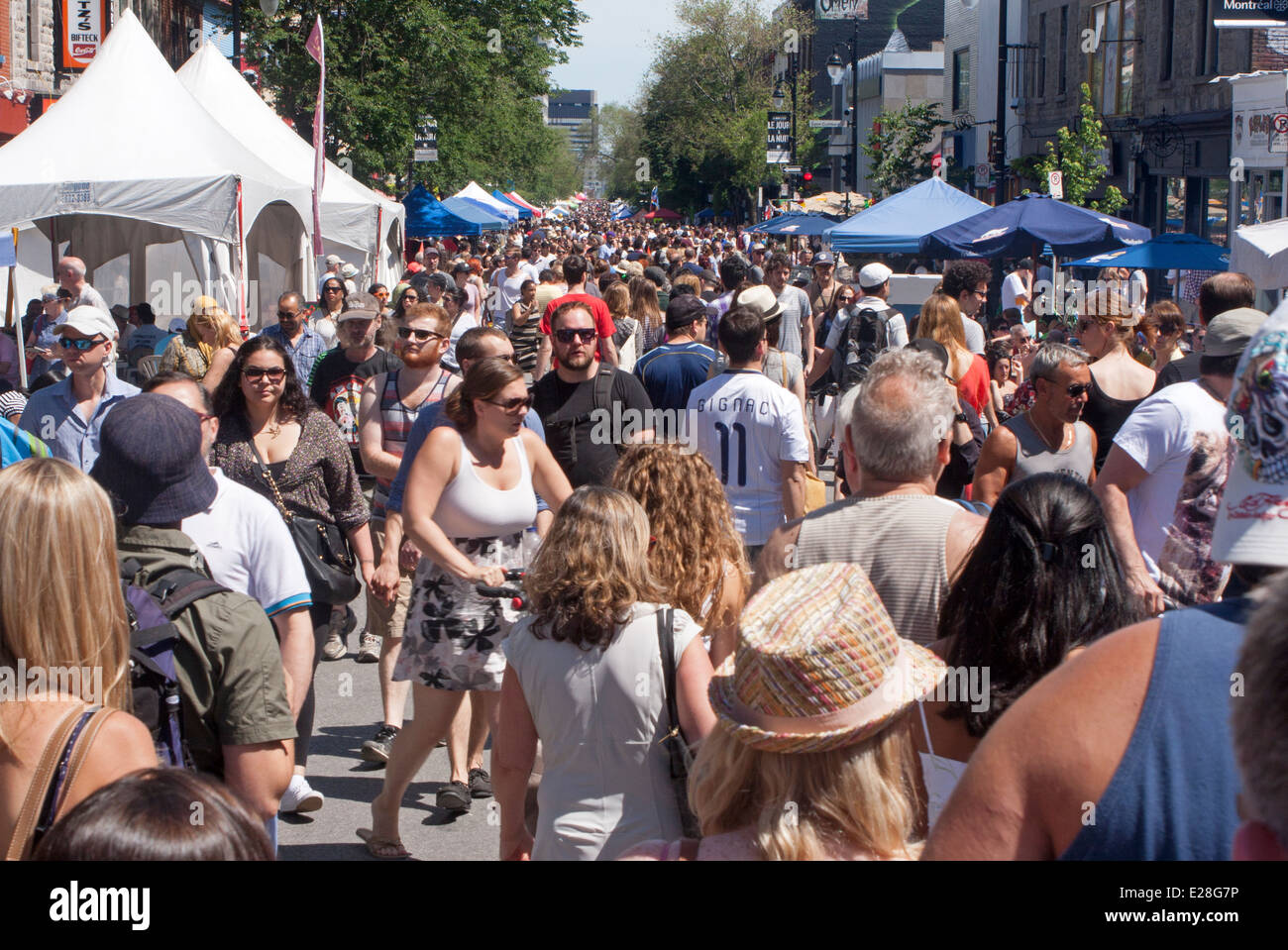 Menschen strömen auf die Straße Verkauf am St. Lawrence Boulevard in Montreal Stockfoto