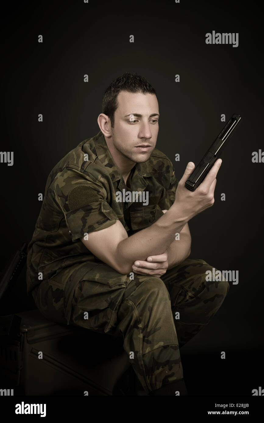 Spanischer Militär mit Gewehr auf schwarzem Hintergrund Stockfoto