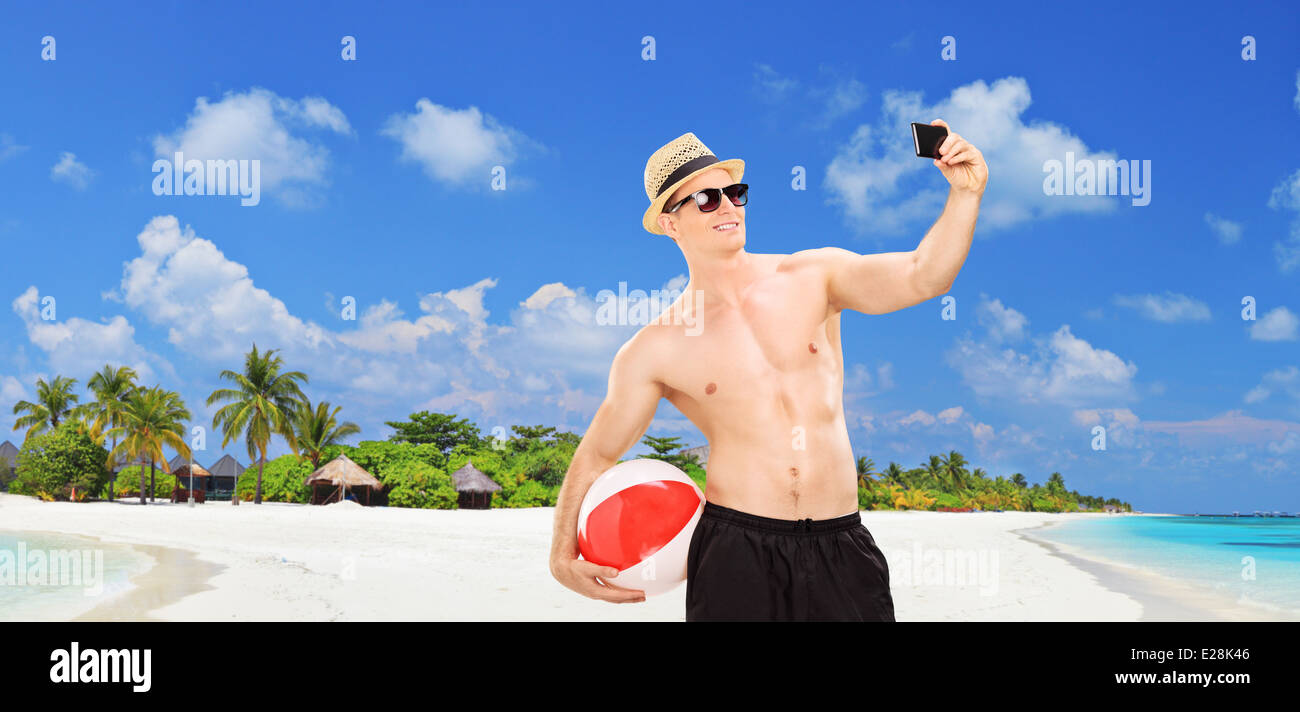 Panoramablick über ein gut aussehender Mann unter einem Selfie an einem tropischen Strand auf den Malediven-Inseln Stockfoto