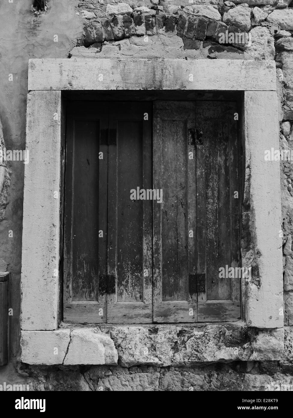 Eine schwarze und weiße Nahaufnahme von einem alten Fensterläden Fenster in Rovinj, Kroatien Stockfoto