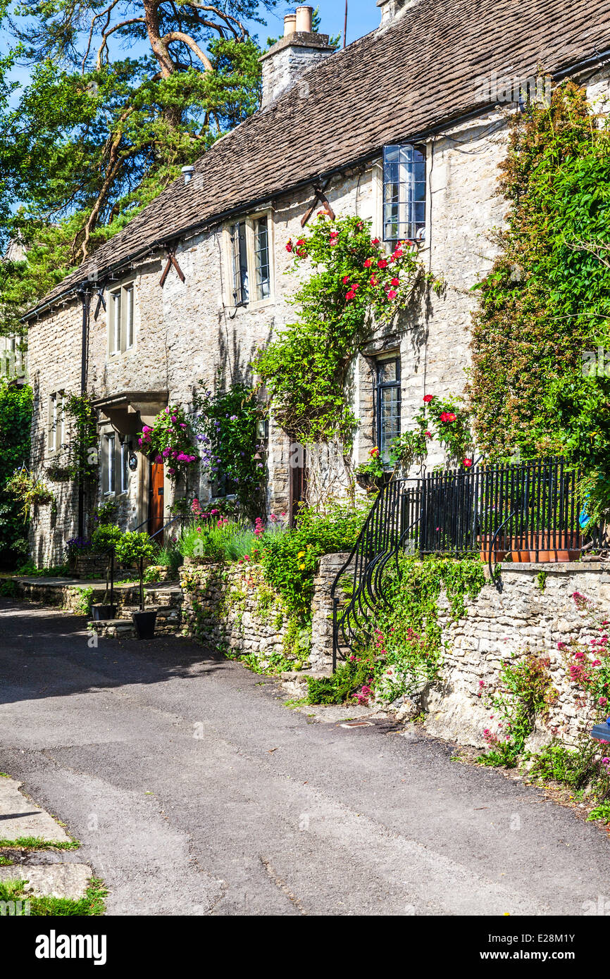 Eine Spur von ziemlich terrassenförmig angelegten Steinhäusern in Cotswold Dorf von Castle Combe in Wiltshire. Stockfoto