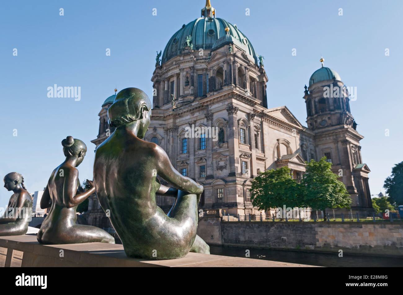 Drei Mädchen und ein Junge-Statue in der Nähe von Berlin Kathedrale Berliner Dom Berlin Deutschland Stockfoto