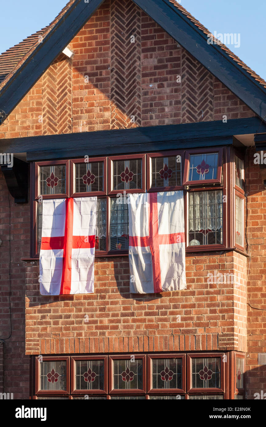 England Fahnen aus einem Haus, Fenster, England, Großbritannien Stockfoto