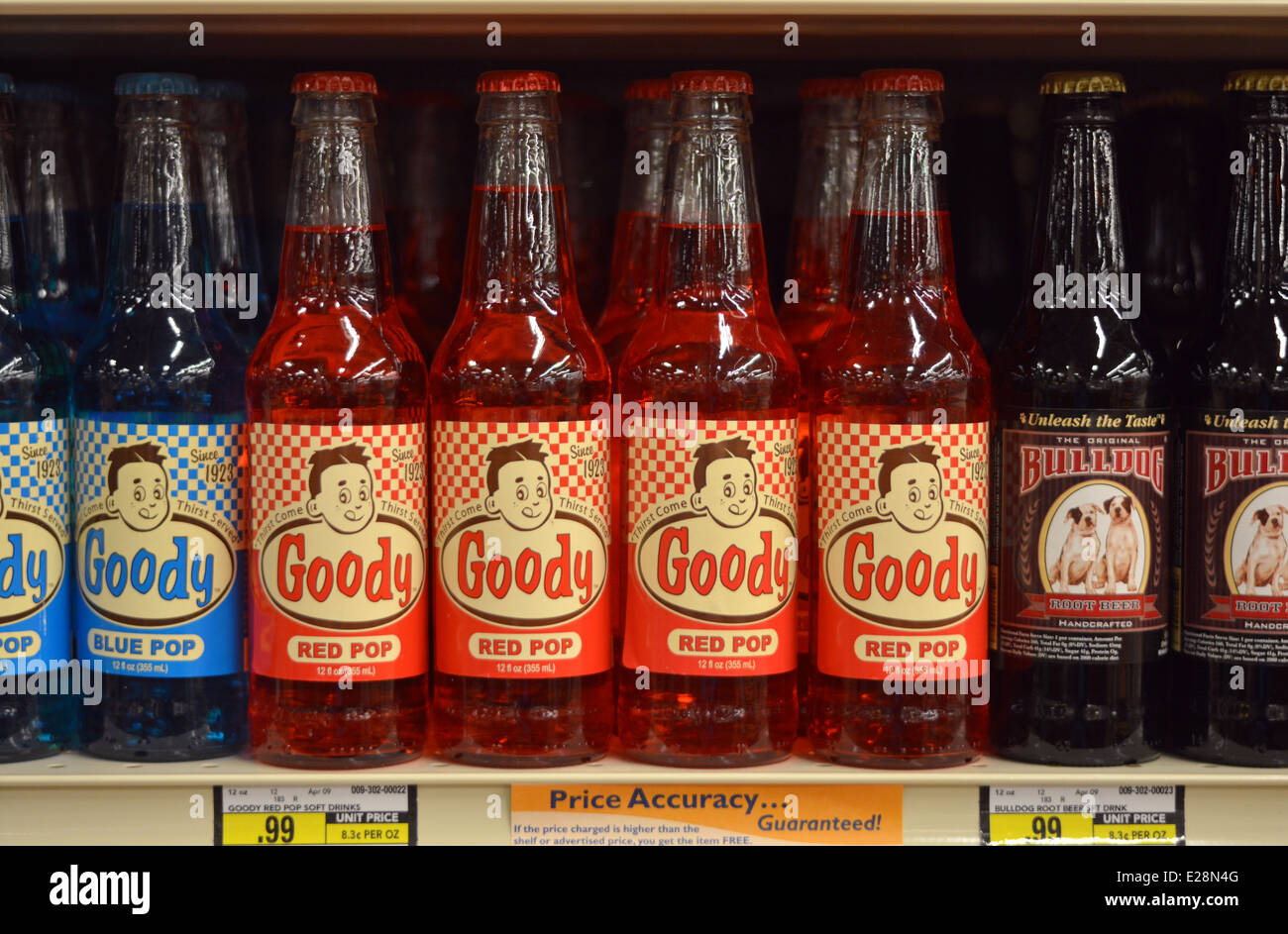 Flaschen von Soda mit Retro-Vintage Etiketten auf Regale in Albertson es Supermarkt in Jackson Hole, Wyoming. Stockfoto