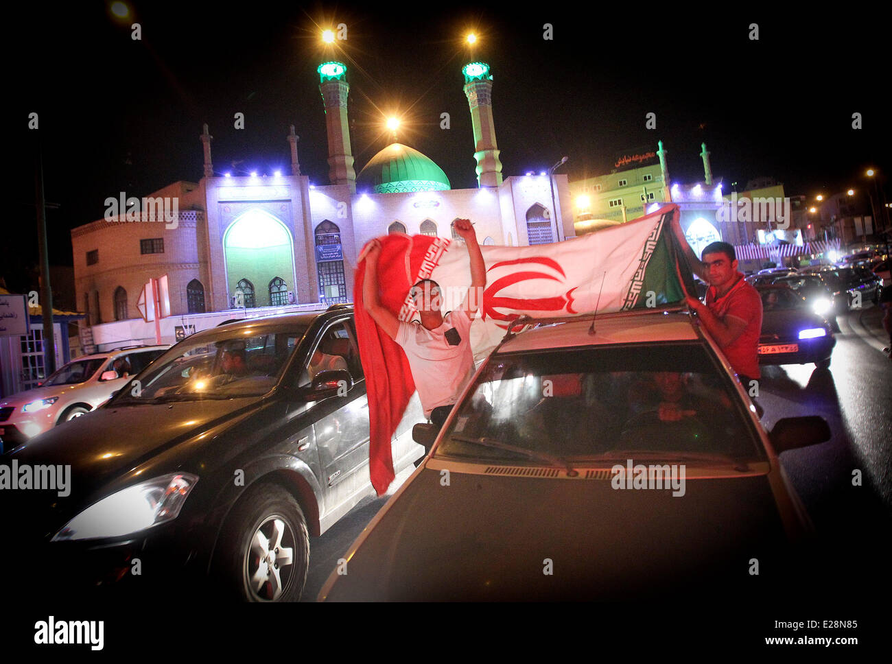 Teheran, Iran. 16. Juni 2014. Iranische Fußball-Fans jubeln nach dem Match zwischen dem Iran und Nigeria bei FIFA WM 2014, in Teheran, Hauptstadt des Iran, 16. Juni 2014. Das Spiel endete 0: 0. Bildnachweis: Ahmad Halabisaz/Xinhua/Alamy Live-Nachrichten Stockfoto