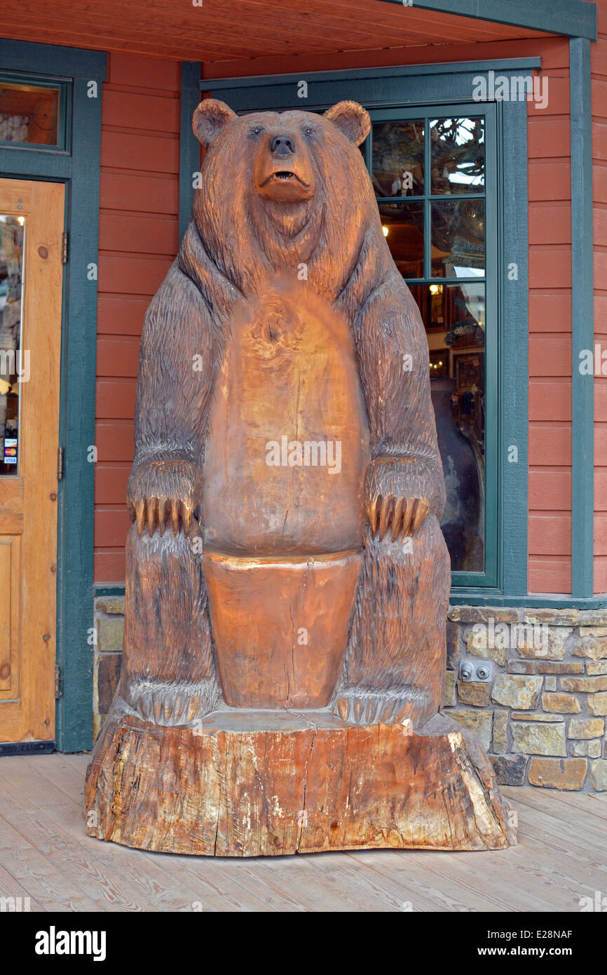 Eine große hölzerne Skulptur eines Bären an der Jackson Trading Company in Jackson Hole, Wyoming Stockfoto