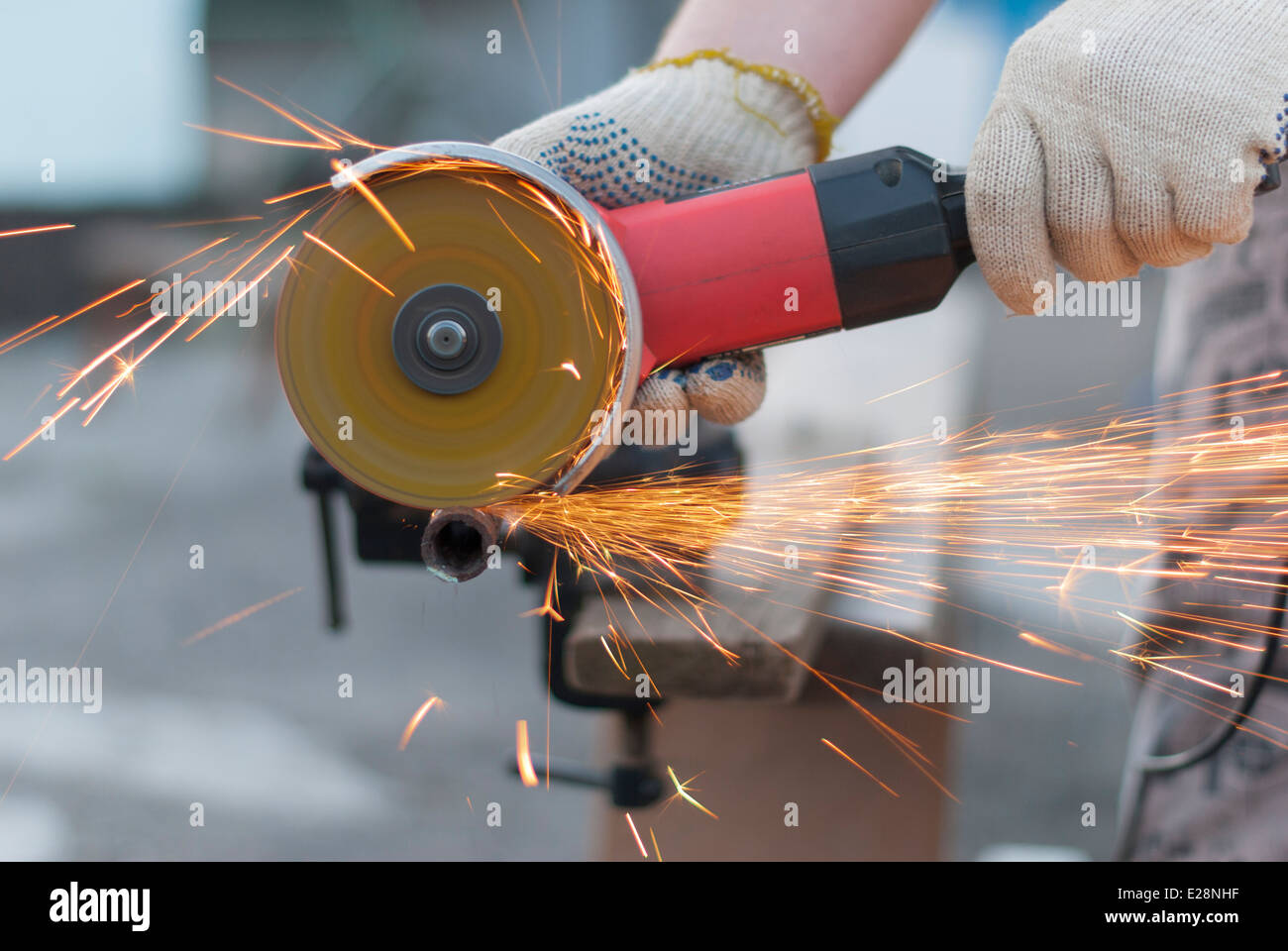 Funken fliegen Metall Trennscheibe abrasiv. Stockfoto