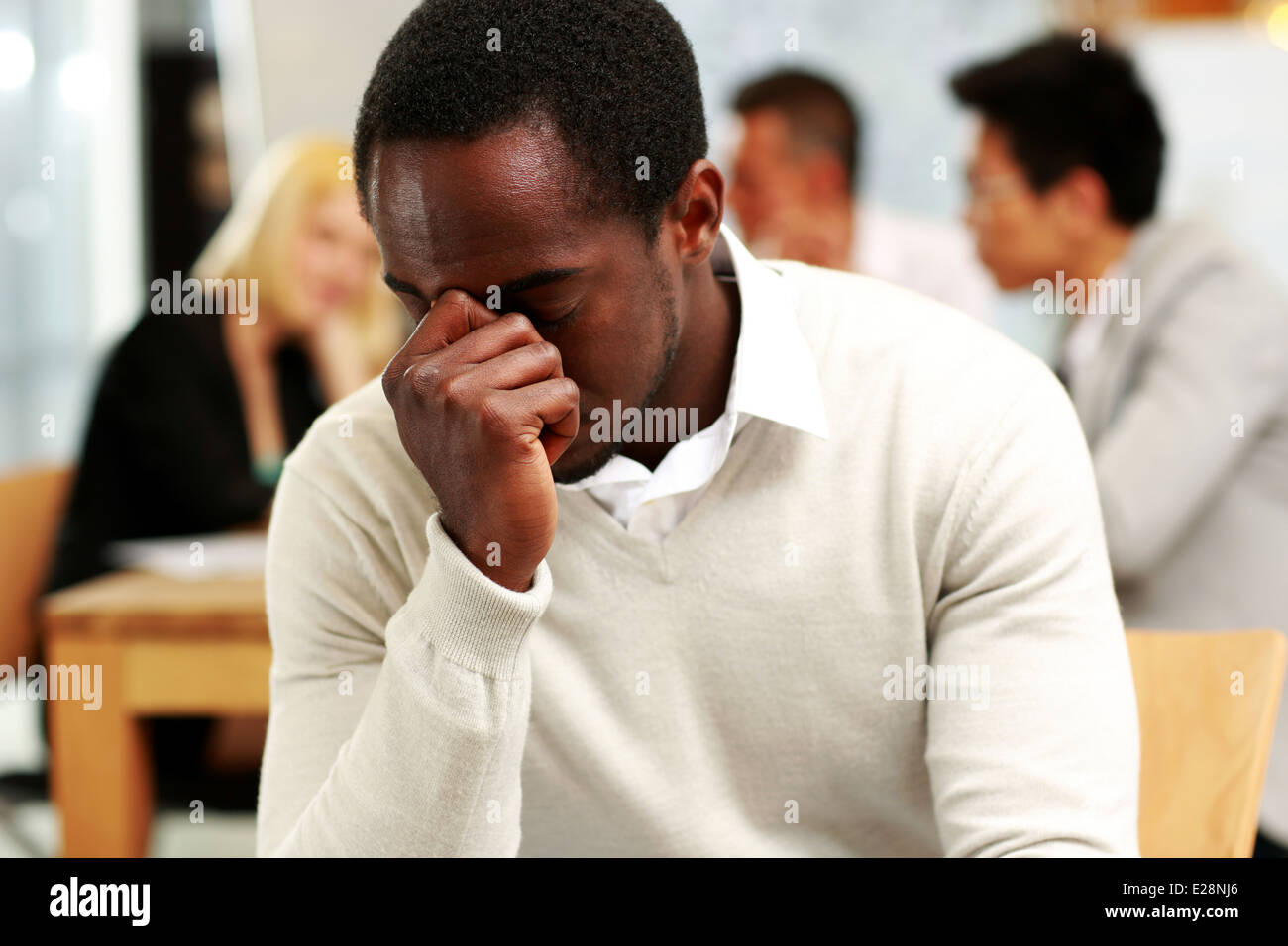 Afrikanische amerikanische Geschäftsmann müde im Büro Stockfoto