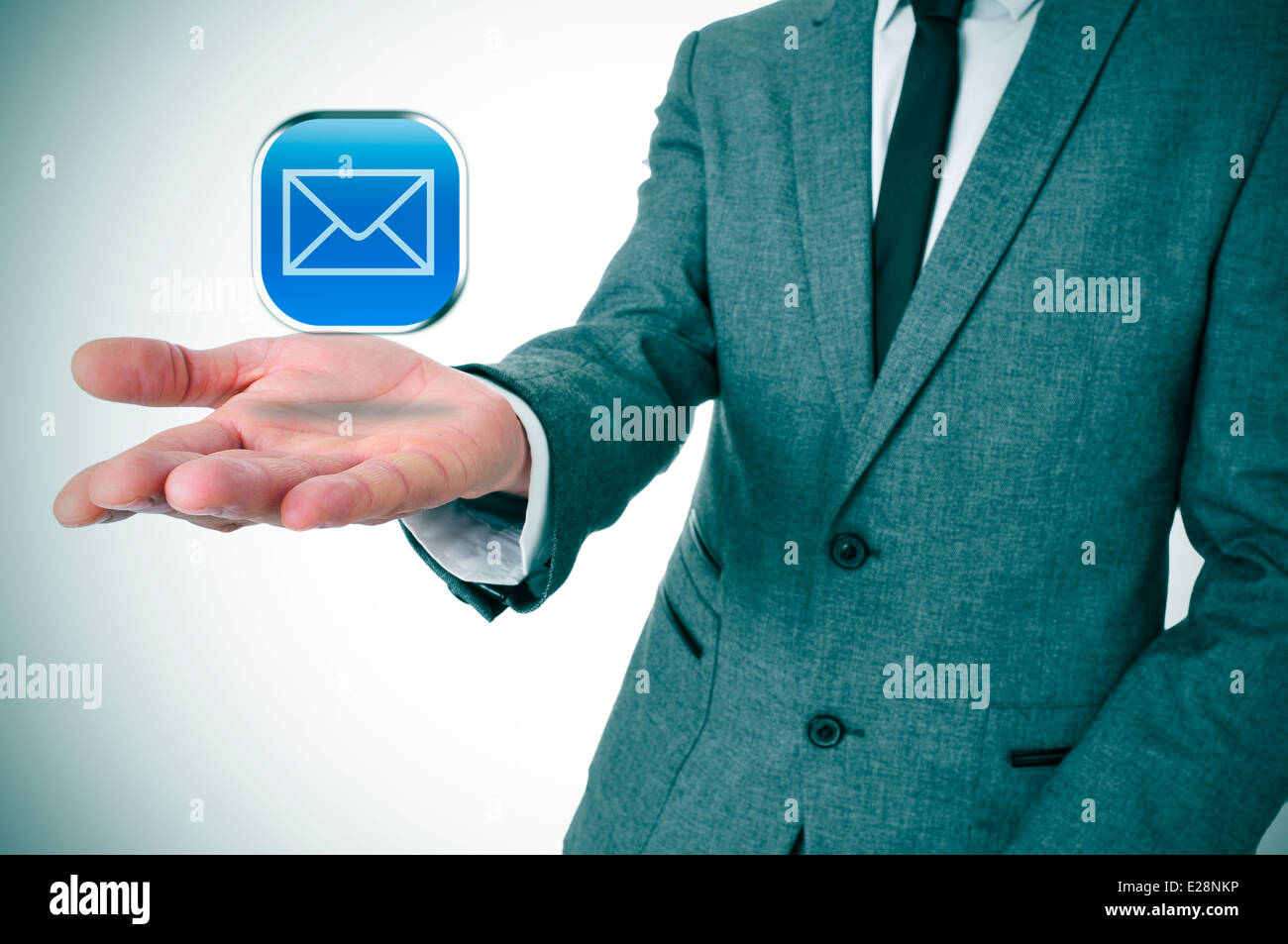 ein Geschäftsmann mit einem Nachrichten-Symbol in der Hand, die Darstellung der Instant-messaging-apps Stockfoto