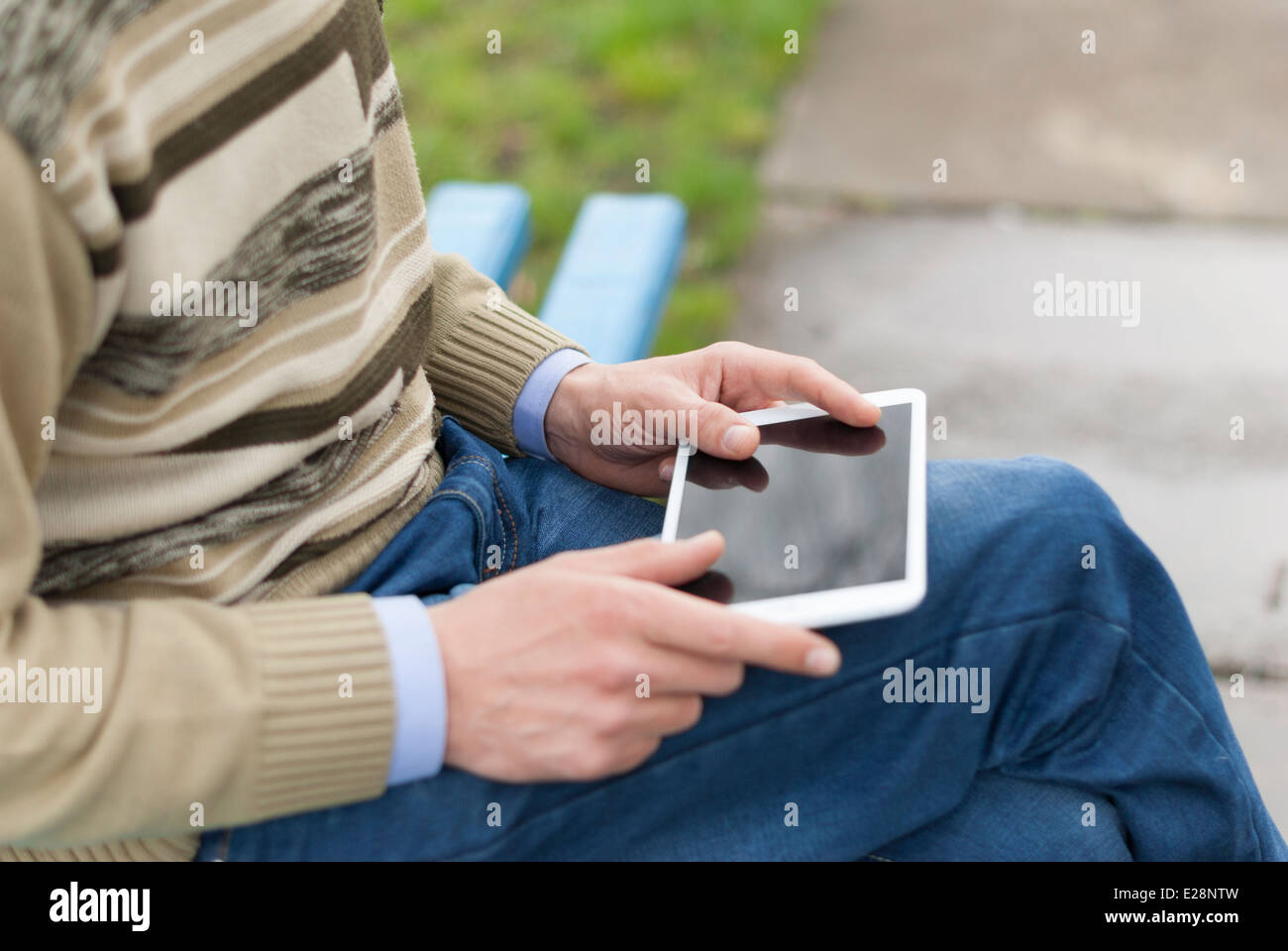 Mann mit Tablet in der Hand auf der Straße. Stockfoto