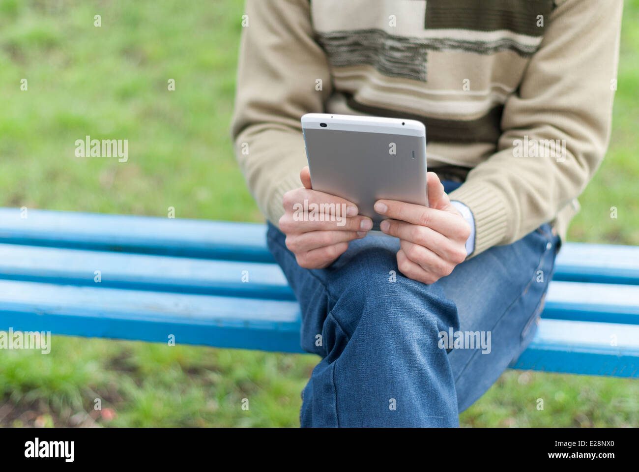 Mann mit Tablet-PC in Händen. Stockfoto