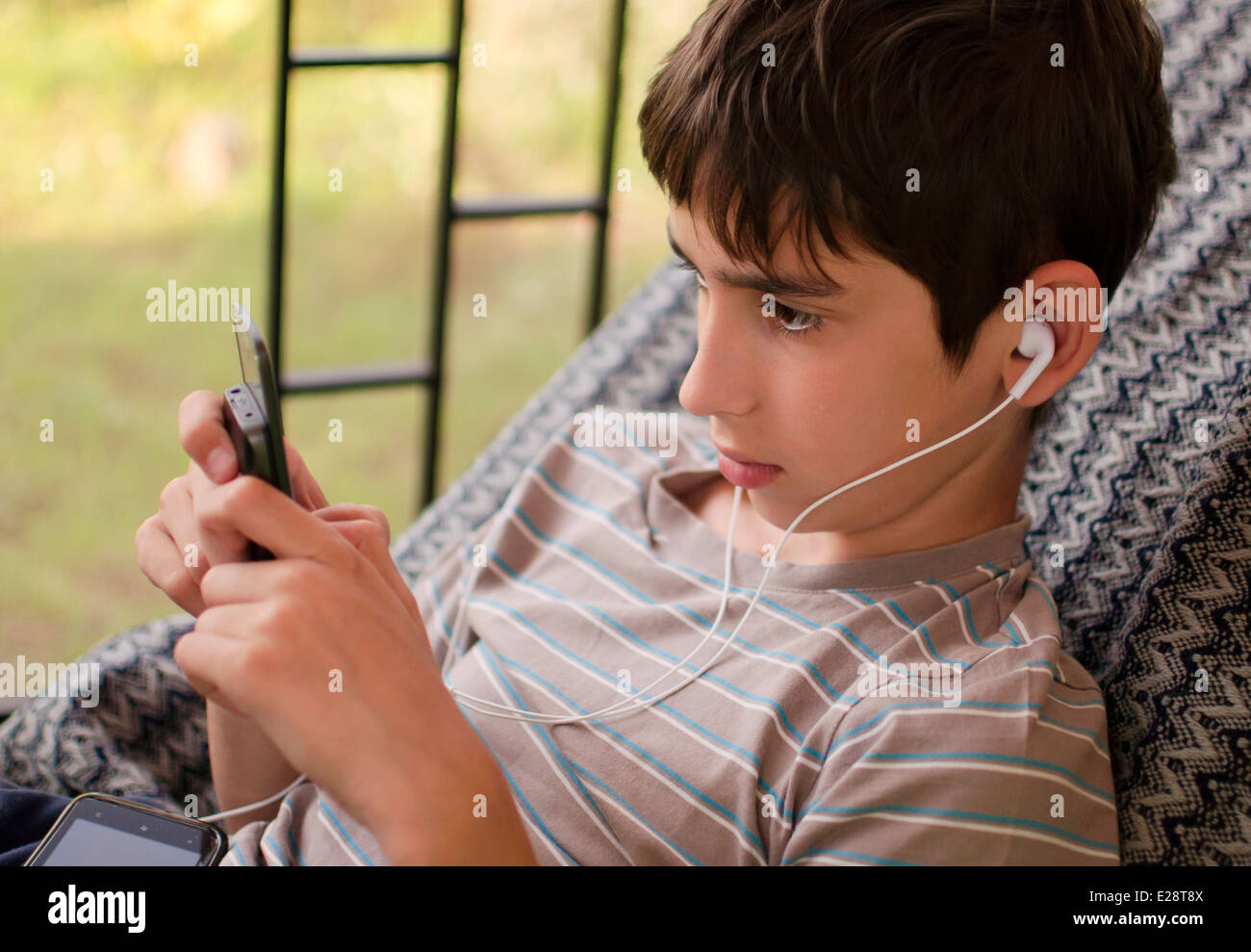 Teen Junge hört Musik Stockfoto
