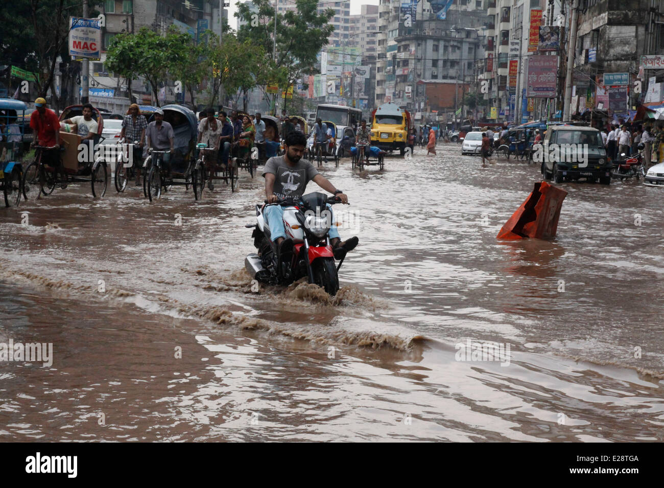 Dhaka, Bangladesch. 17. Juni 2014. Ein Mann fährt ein Motorrad durch das Hochwasser nach einem starken Regenguss in Dhaka, Bangladesch, 17. Juni 2014. Bildnachweis: Shariful Islam/Xinhua/Alamy Live-Nachrichten Stockfoto