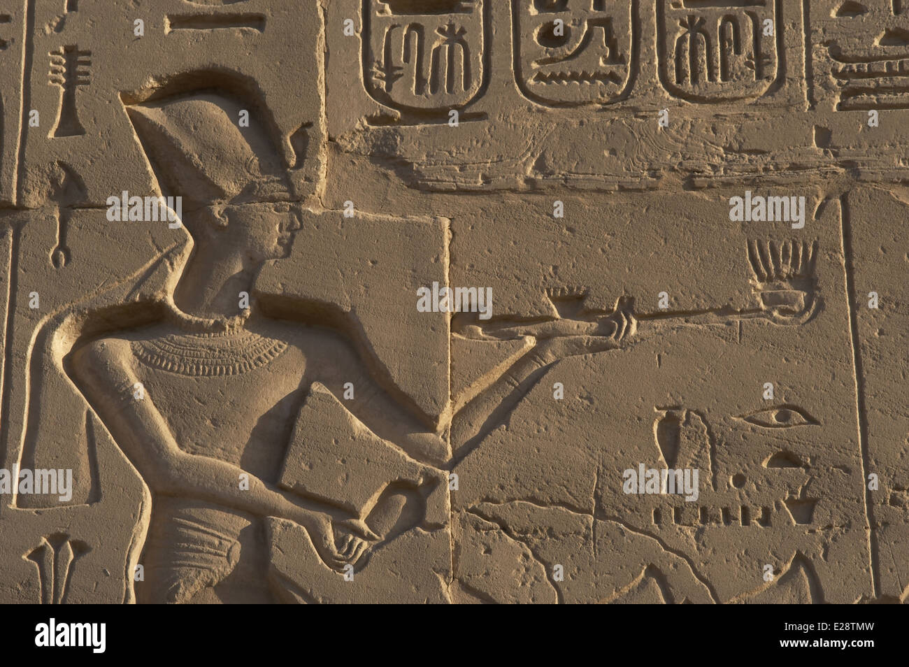 Ägypten. Der Karnak-Tempel-Komplex. Relief Darstellung der Pharao Ramesses II eine Darbringung mit Weihrauch-Brenner. Stockfoto