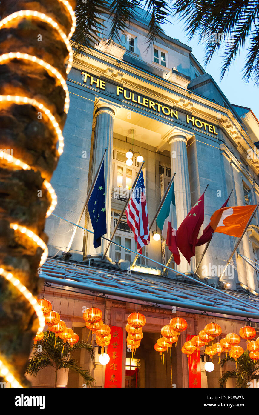 Fassade des Hotels Fullerton in der Abenddämmerung. Stockfoto