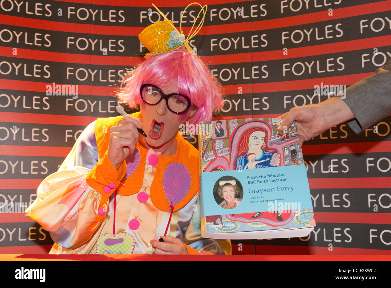 Engländers Grayson Perry eröffnet die Kunstabteilung der neuen Foyles Flaggschiff Buchhandlung in Charing Cross Road, London, UK Stockfoto