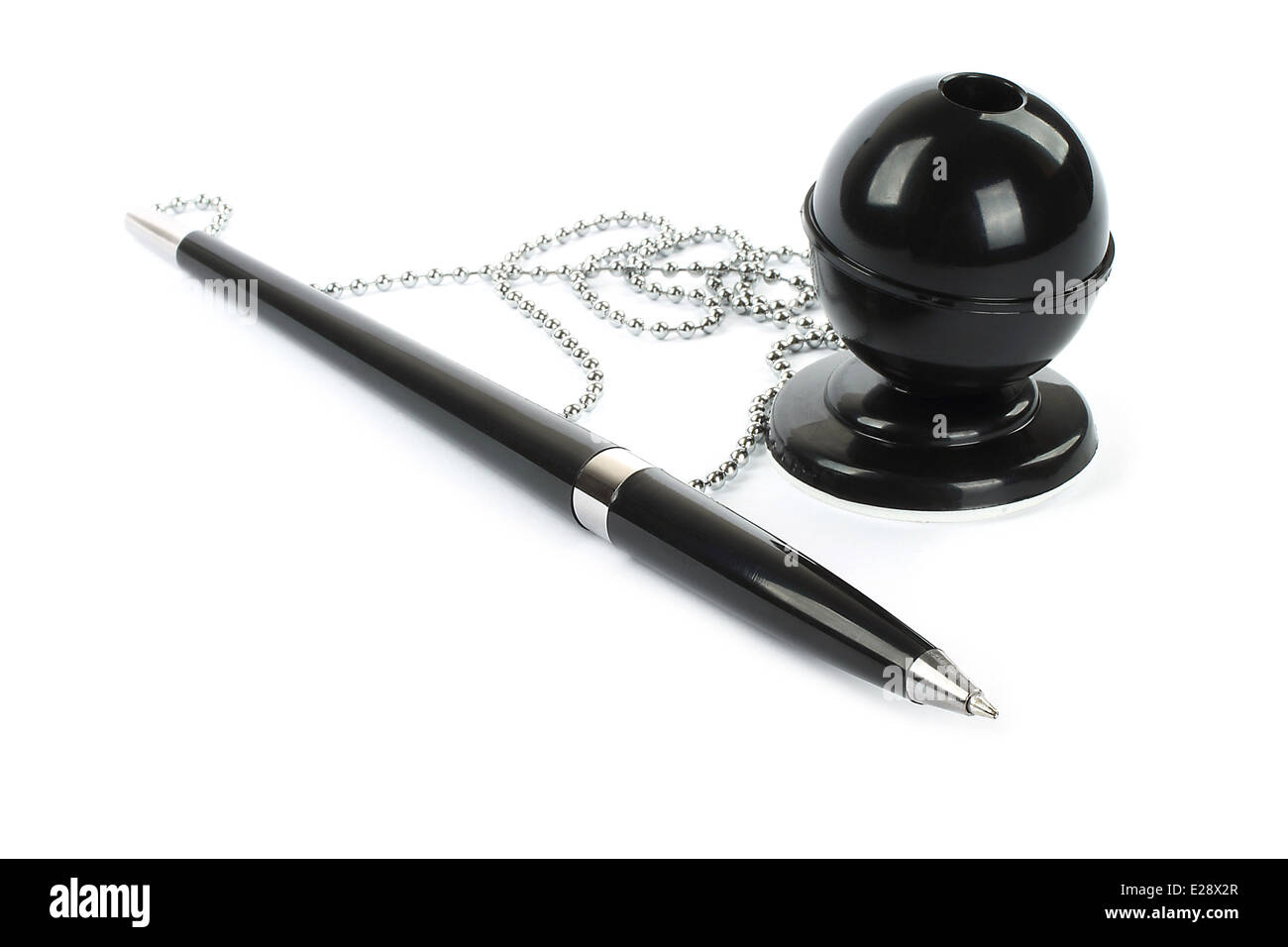 Schwarz Kugelschreiber mit Kette und auf weißem Hintergrund stehen Stockfoto