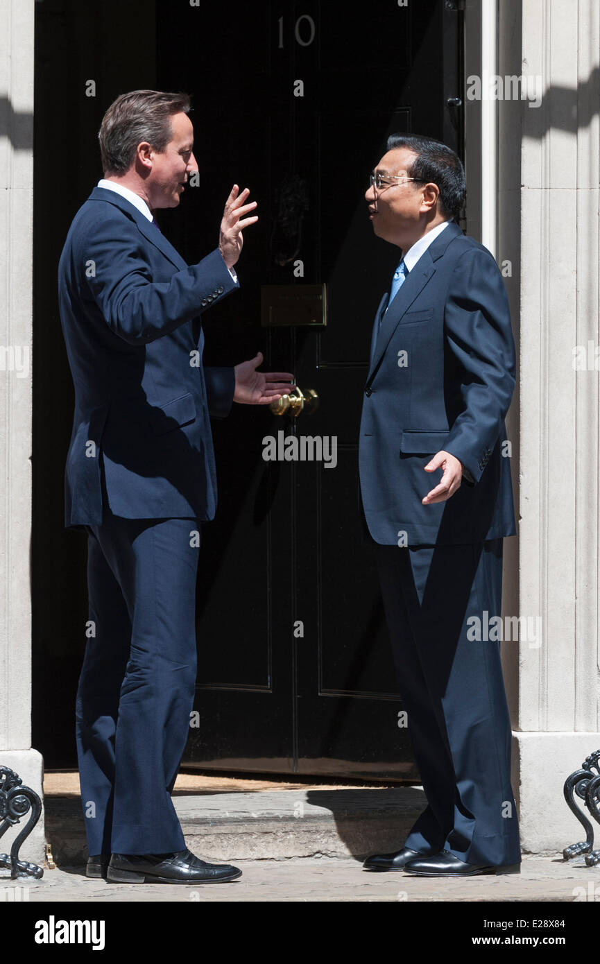 Downing Street, London, UK. 17. Juni 2014. Chinesischer premier Li Keqiang trifft Premierminister David Cameron in der Downing Street, London. Der Besuch wird voraussichtlich um fast 18 Mrd. £ Angebote signiert wird, einschließlich einer Vertiefungen chinesische Beteiligung an Energie, Kernkraft und anderen UK-Infrastrukturen führen. Bildnachweis: Lee Thomas/Alamy Live-Nachrichten Stockfoto