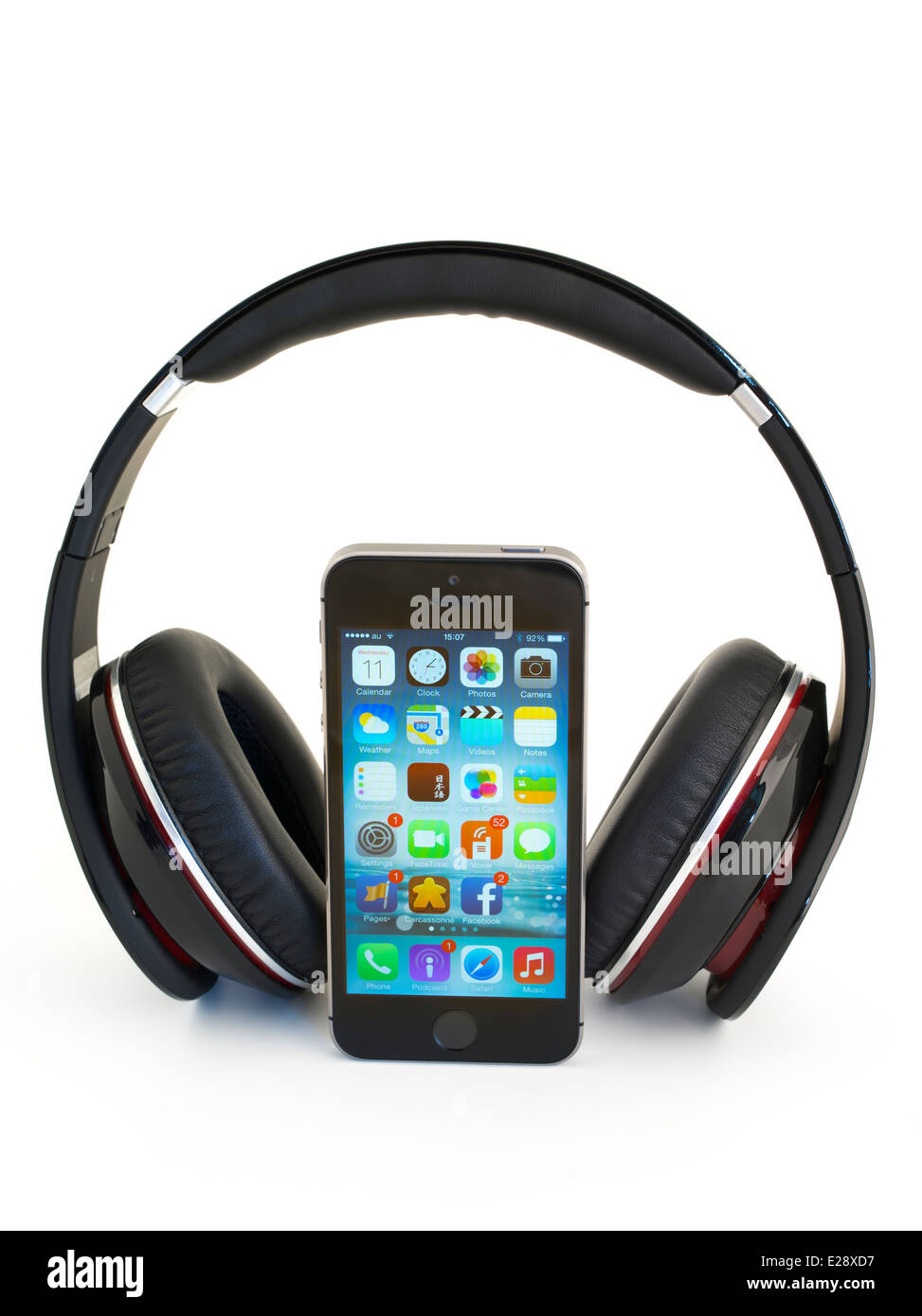 Apple iPhone 5 s mit Beats von Dr. Dre Studio-Kopfhörer. Stockfoto