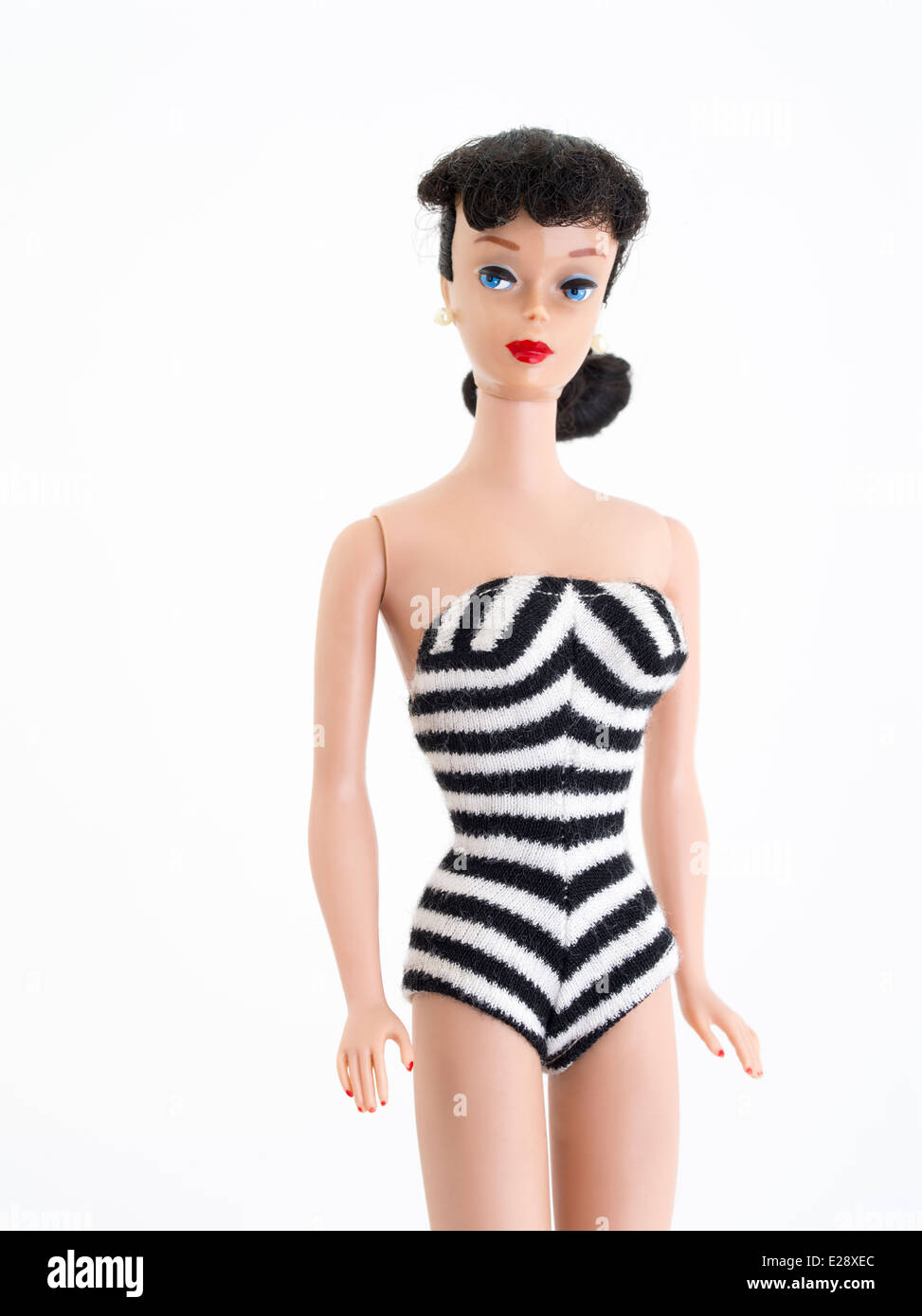 Barbie Modepuppe Von Mattel Inc 1959 Modell 5 Brunette Pferdeschwanz Badeanzug Schwarz Weiss Zebra Gerades Bein Stockfotografie Alamy