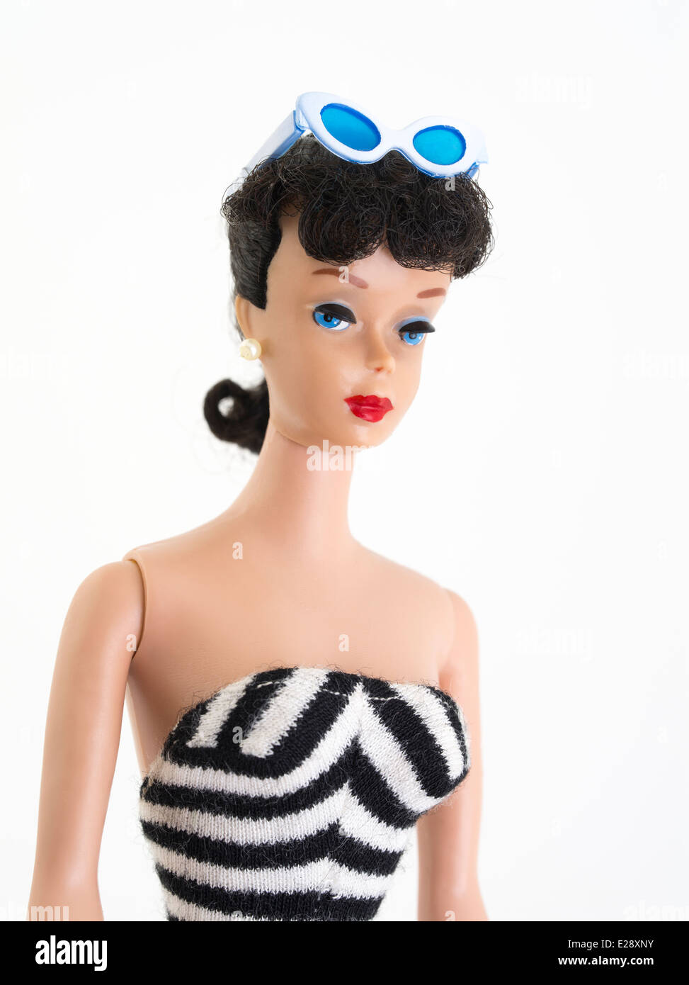 Barbie Modepuppe Von Mattel Inc 1959 Modell 5 Brunette Pferdeschwanz Badeanzug Schwarz Weiss Zebra Gerades Bein Stockfotografie Alamy