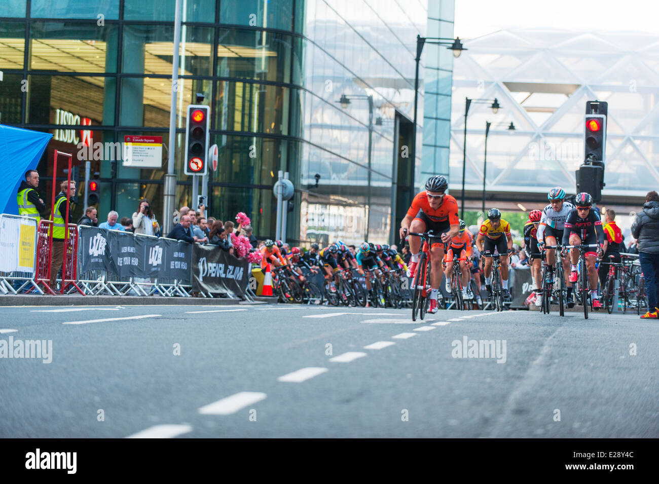 Runde 8 der sechsten Auflage Mannschaft basierend Pearl Izumi Race Serie braucht, um die Straßen der Stadt von Canary Wharf zwischen Büros Stockfoto