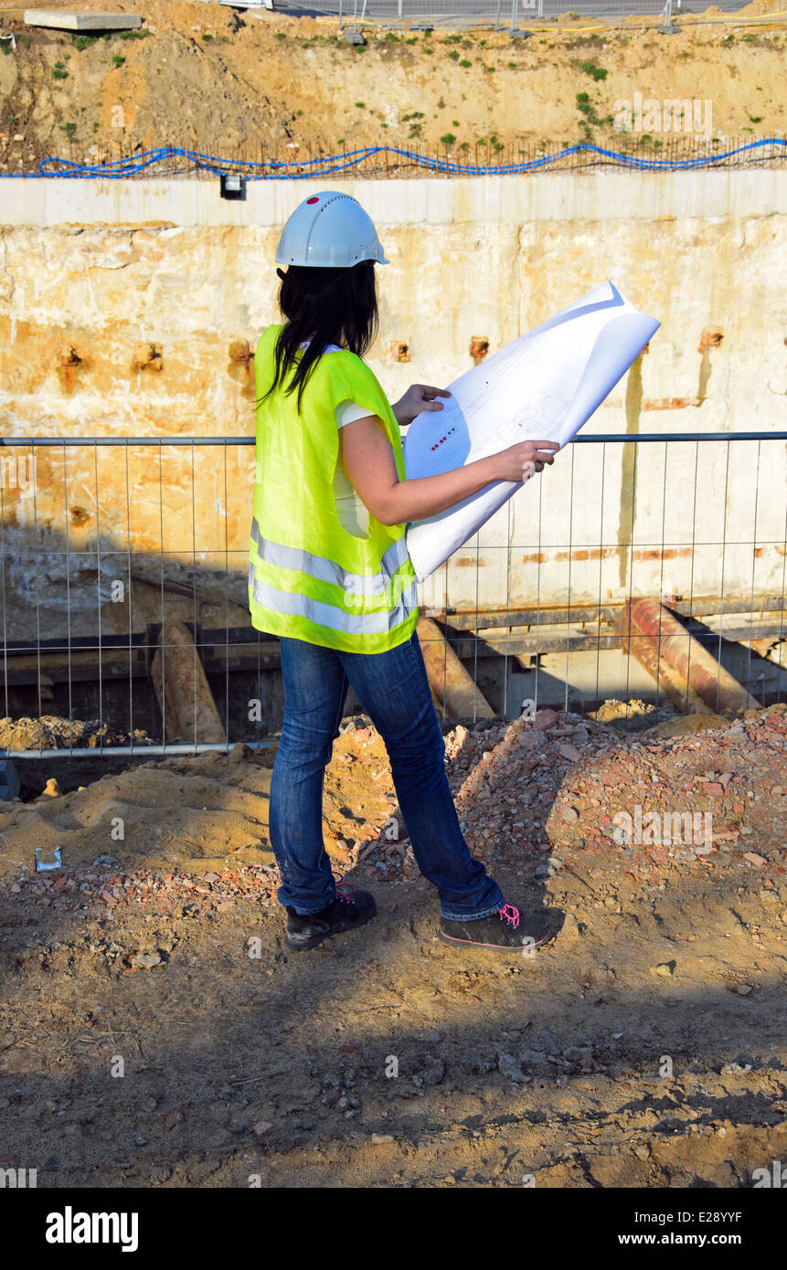ein Foto von einer jungen Frau Architekt auf der Baustelle des Bauvorhabens Stockfoto