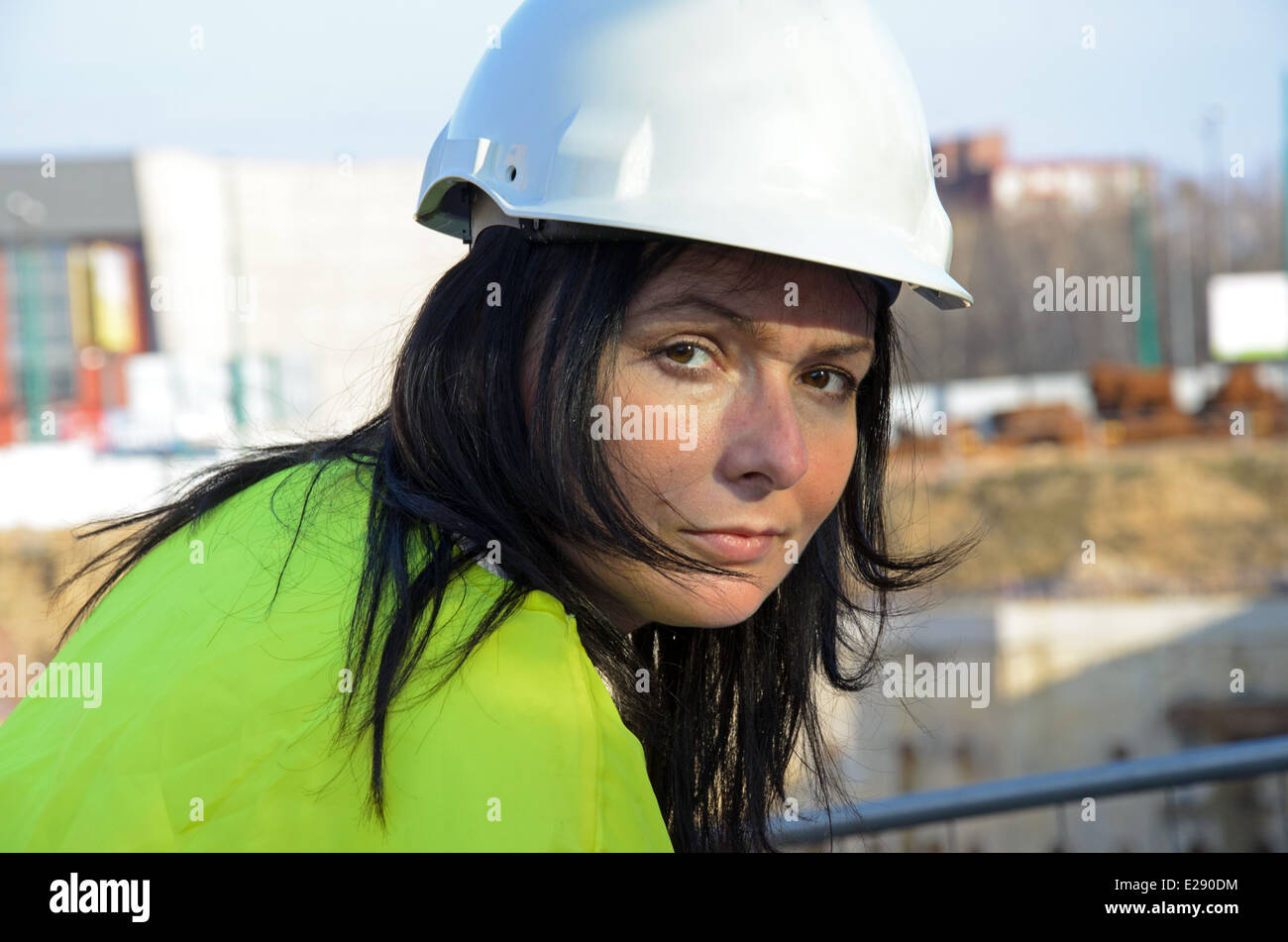 ein Foto von einer jungen Frau Architekt auf der Baustelle des Bauvorhabens Stockfoto