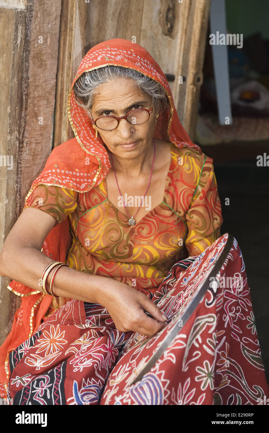 Inderin mit Stickerei, Rajasthan, Indien, Dezember Stockfoto