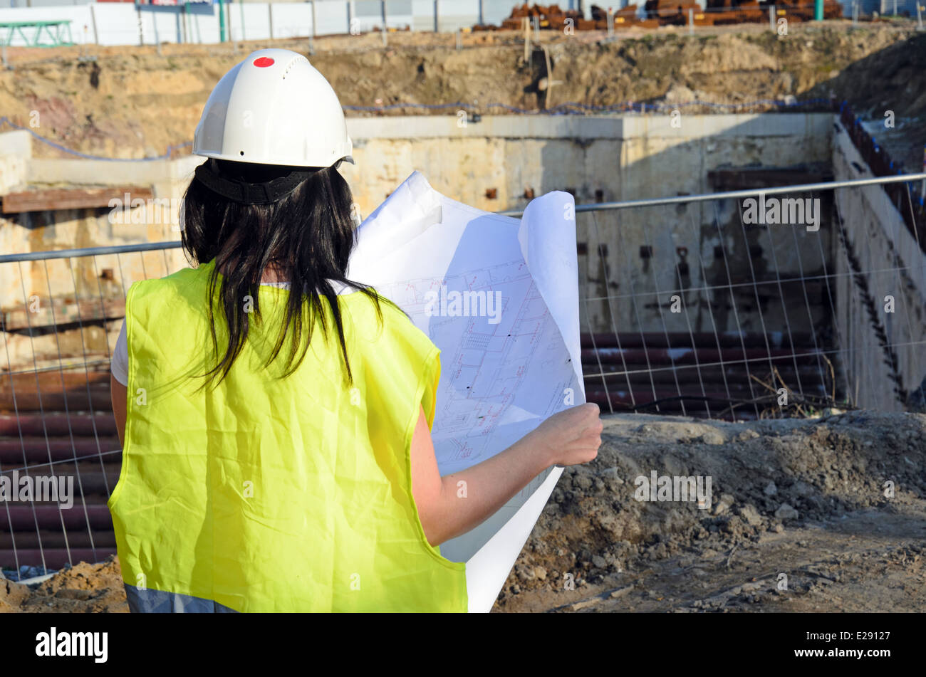 ein Foto von einer jungen Frau Architekt auf der Baustelle des Bauvorhabens Stockfoto