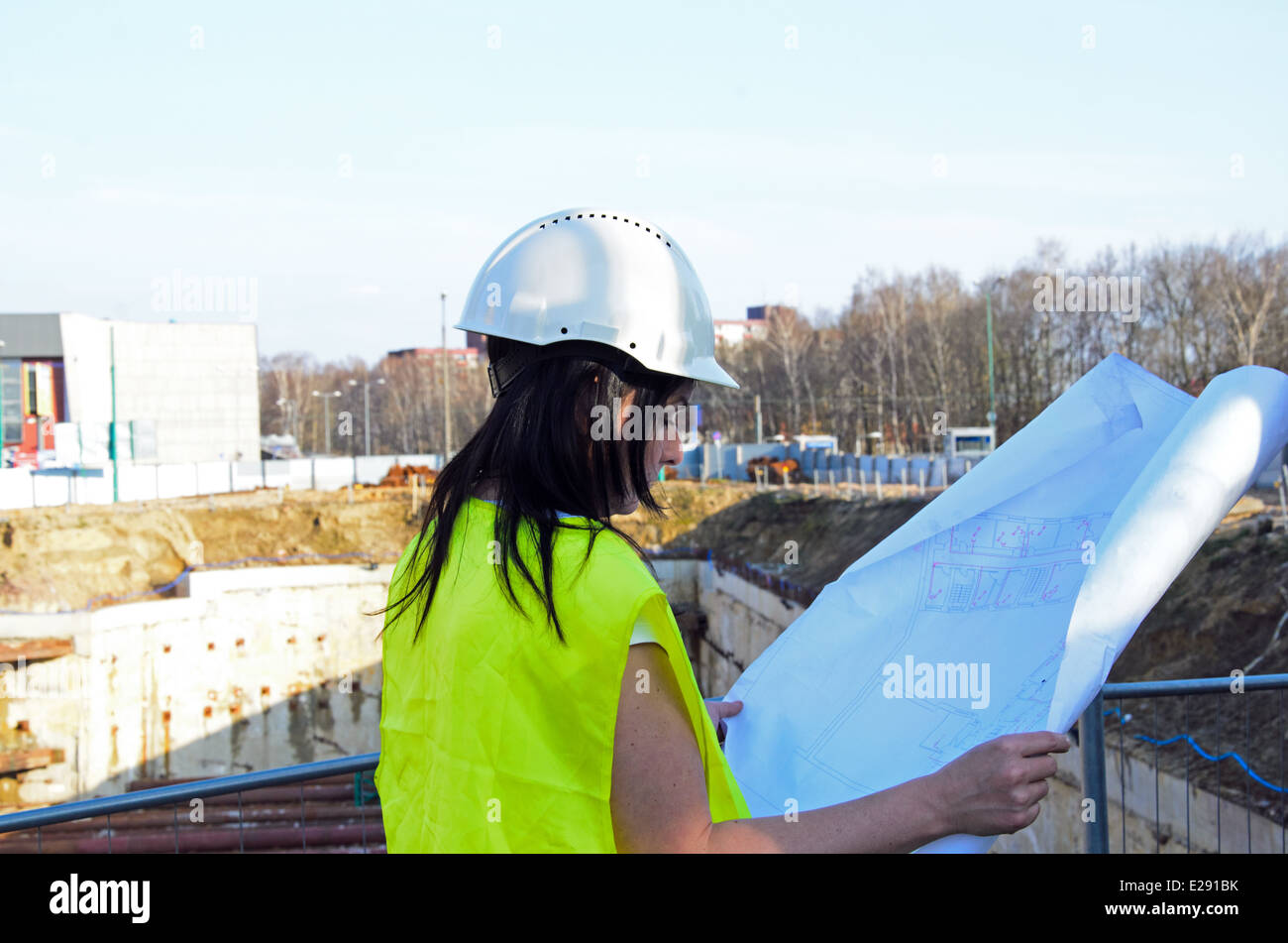 ein Foto von einer jungen Frau Architekt auf der Baustelle des Bauvorhabens Stockfoto