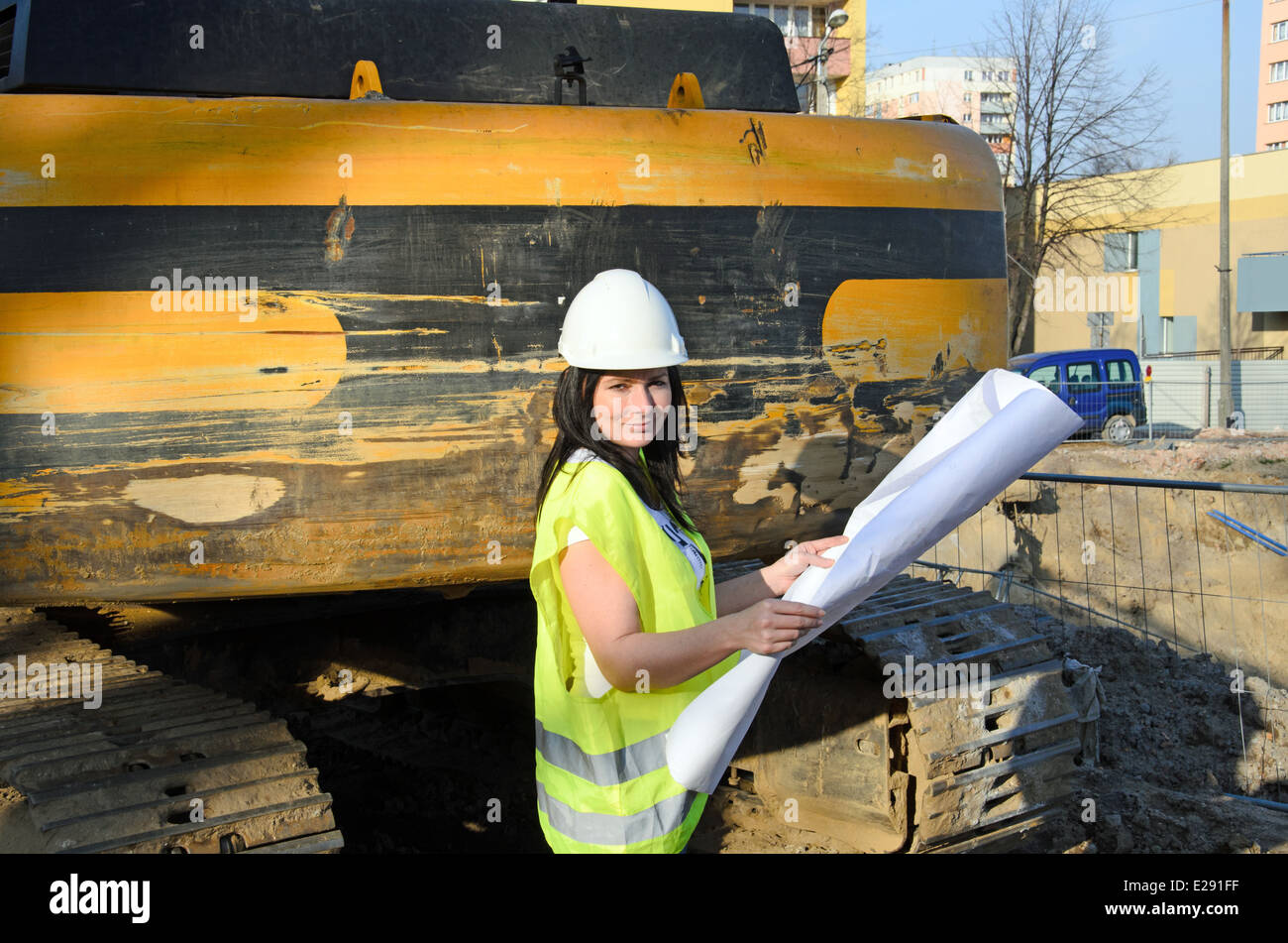 ein Foto von einer jungen Frau Architekt auf der Baustelle des Bauvorhabens Stockfoto